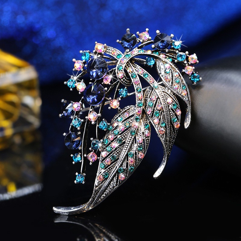 Vintage Luxury Hollow-Out Leaf Brooch Rhinestone Alloy Corsage Pin for Women