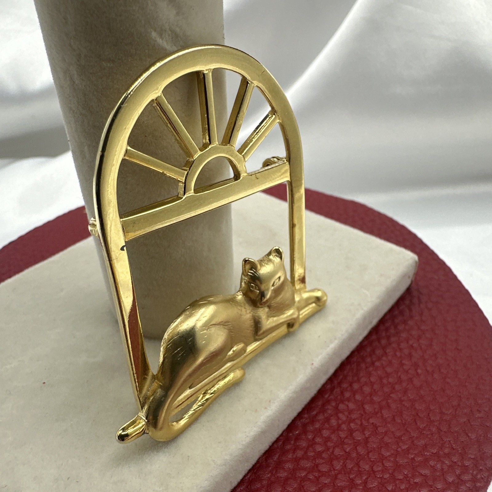 Vintage JJ CAT ON THE WINDOW gold toned brooch. See pics. Signed.