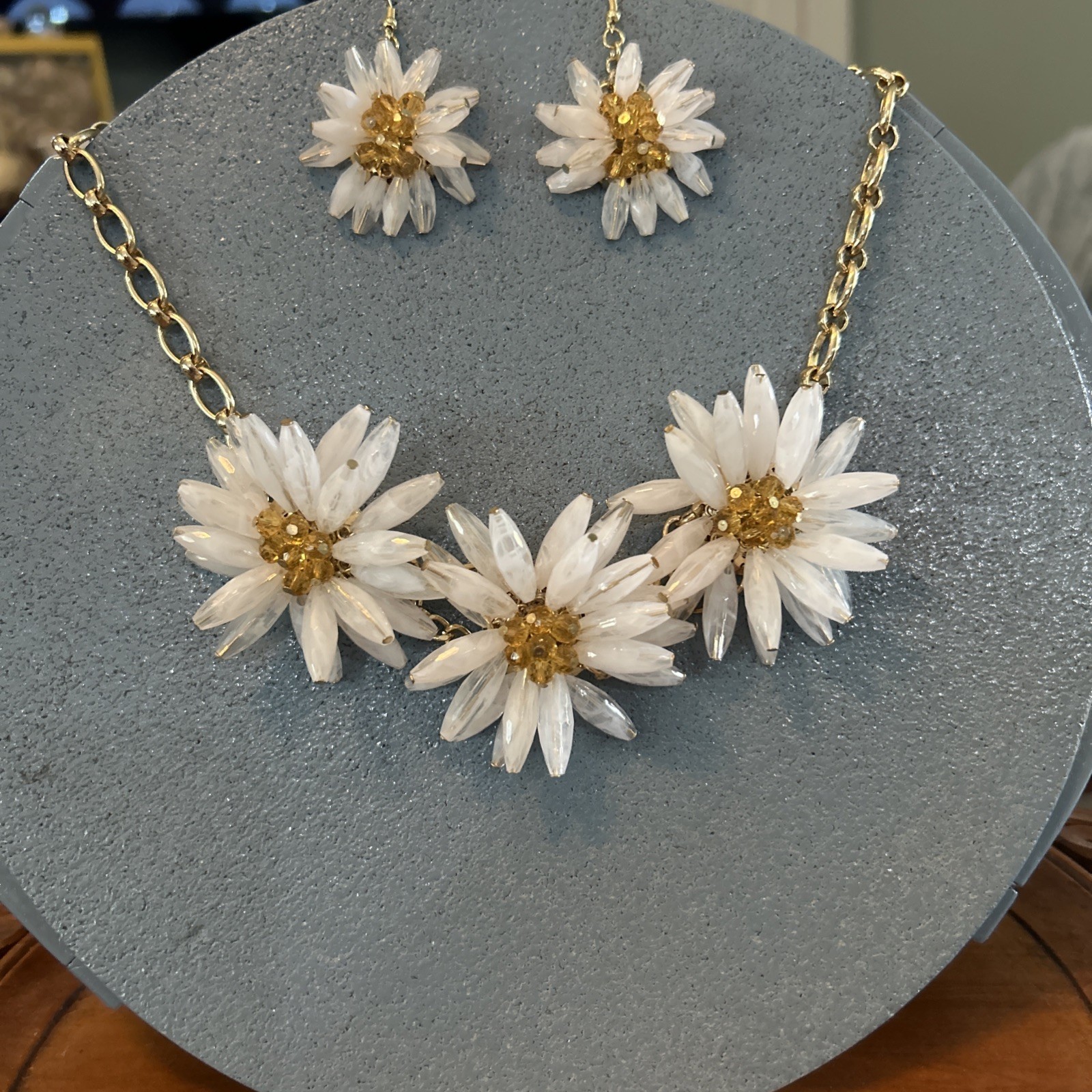 Chunky Daisy Burst, Acetate Flower, Retro Boho Costume Jewelry, 50s60s Style.