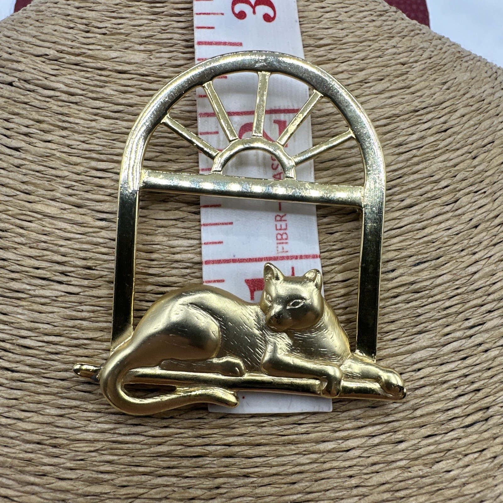 Vintage JJ CAT ON THE WINDOW gold toned brooch. See pics. Signed.