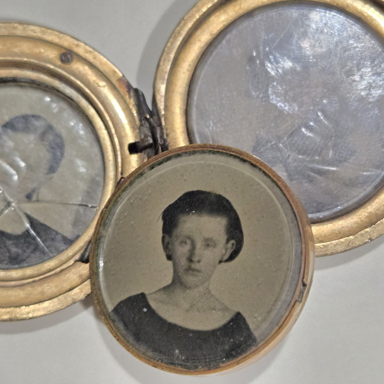 Rare Antique Victorian Round Tri-Fold Quad Photo Locket Gold Filled
