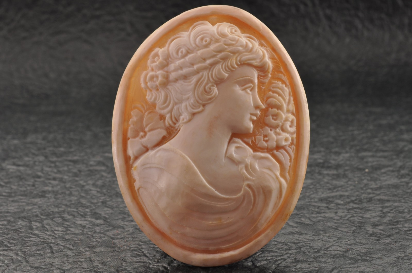 8items , vintage shell cameo White and brown color (Total 322.0ct) with case.