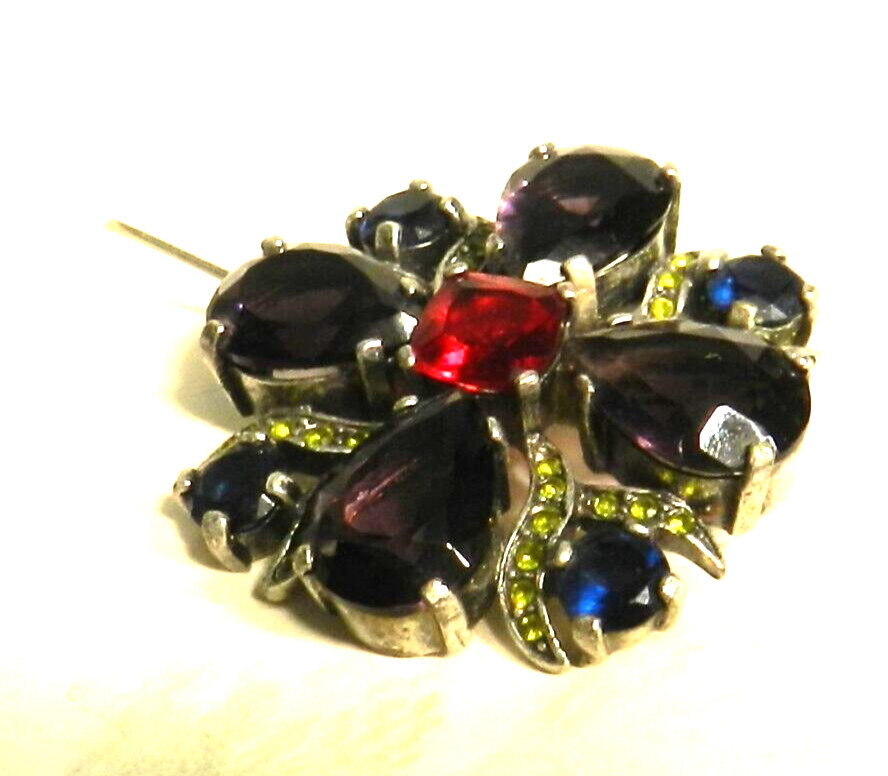TJ-B4 — GLASS RHINESTONE BROOCH IN AMETHYST SAPPHIRE RUBY CUT GLASS, SILVERTONE