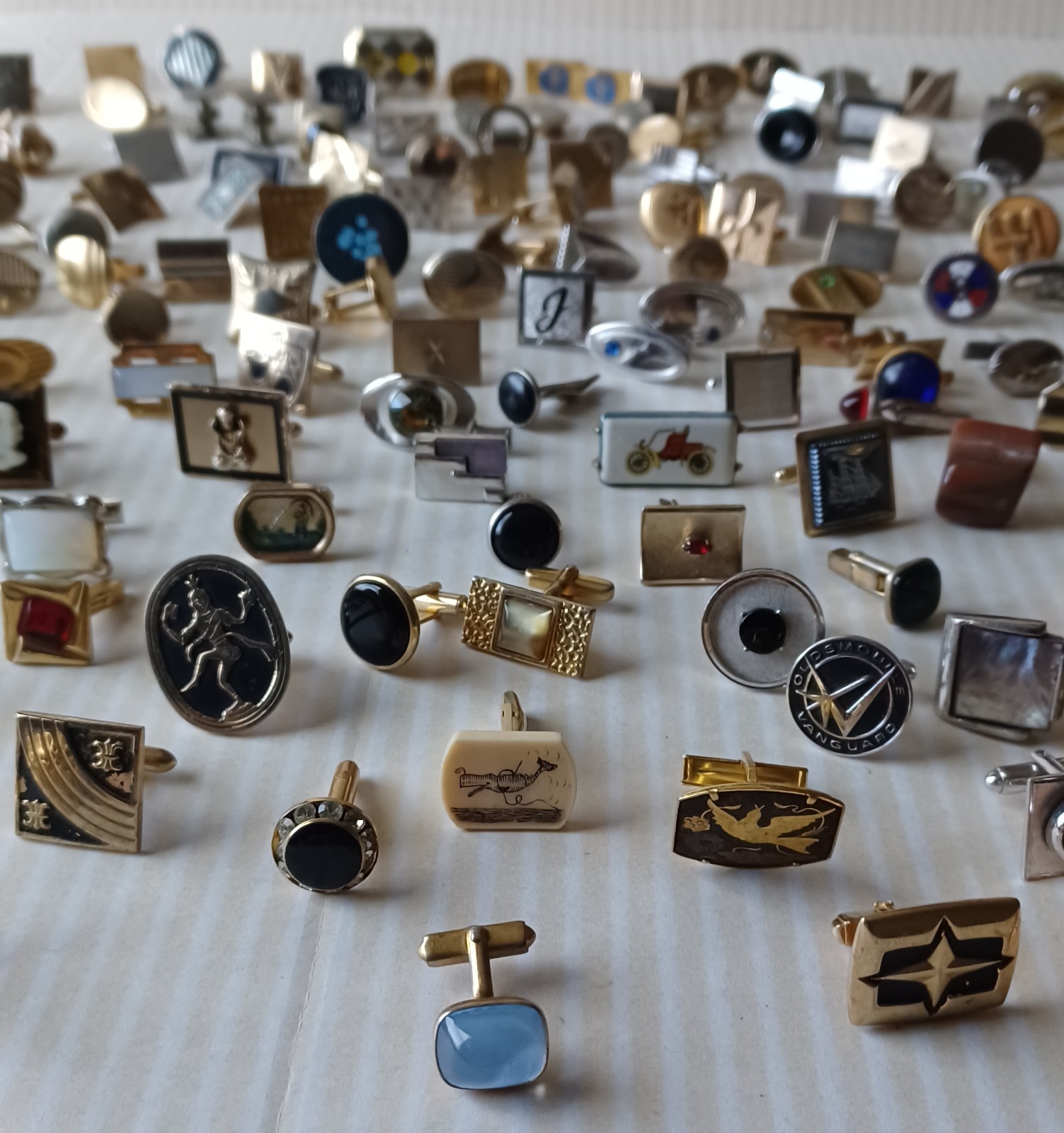 Lot 160 VTG Single Cufflinks Mixed Styles Tones Repurpose Jewelry Some Wear