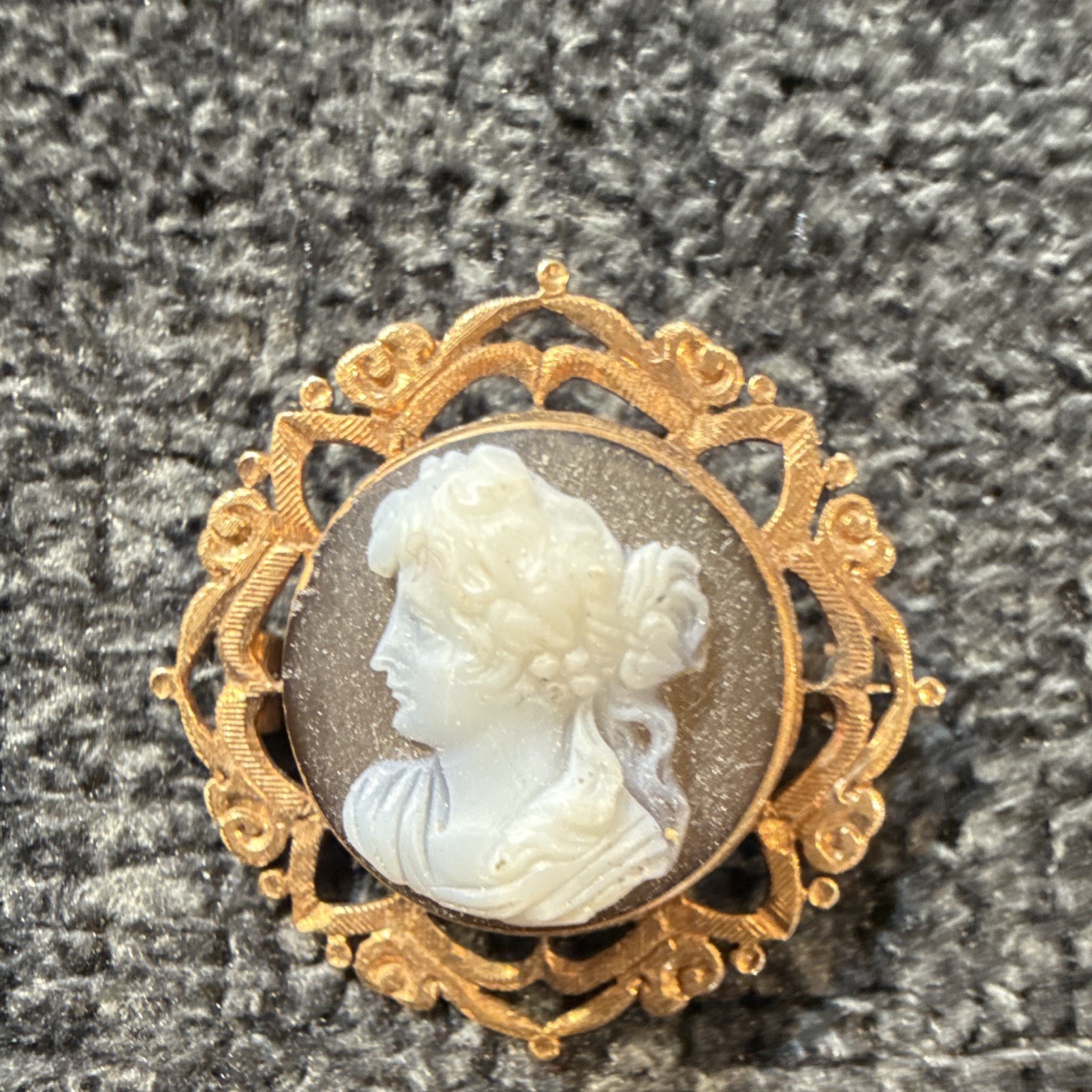 Round White Cameo Brooch Pin 9 Karat Gold Frame Women’s 1 in x 1 in