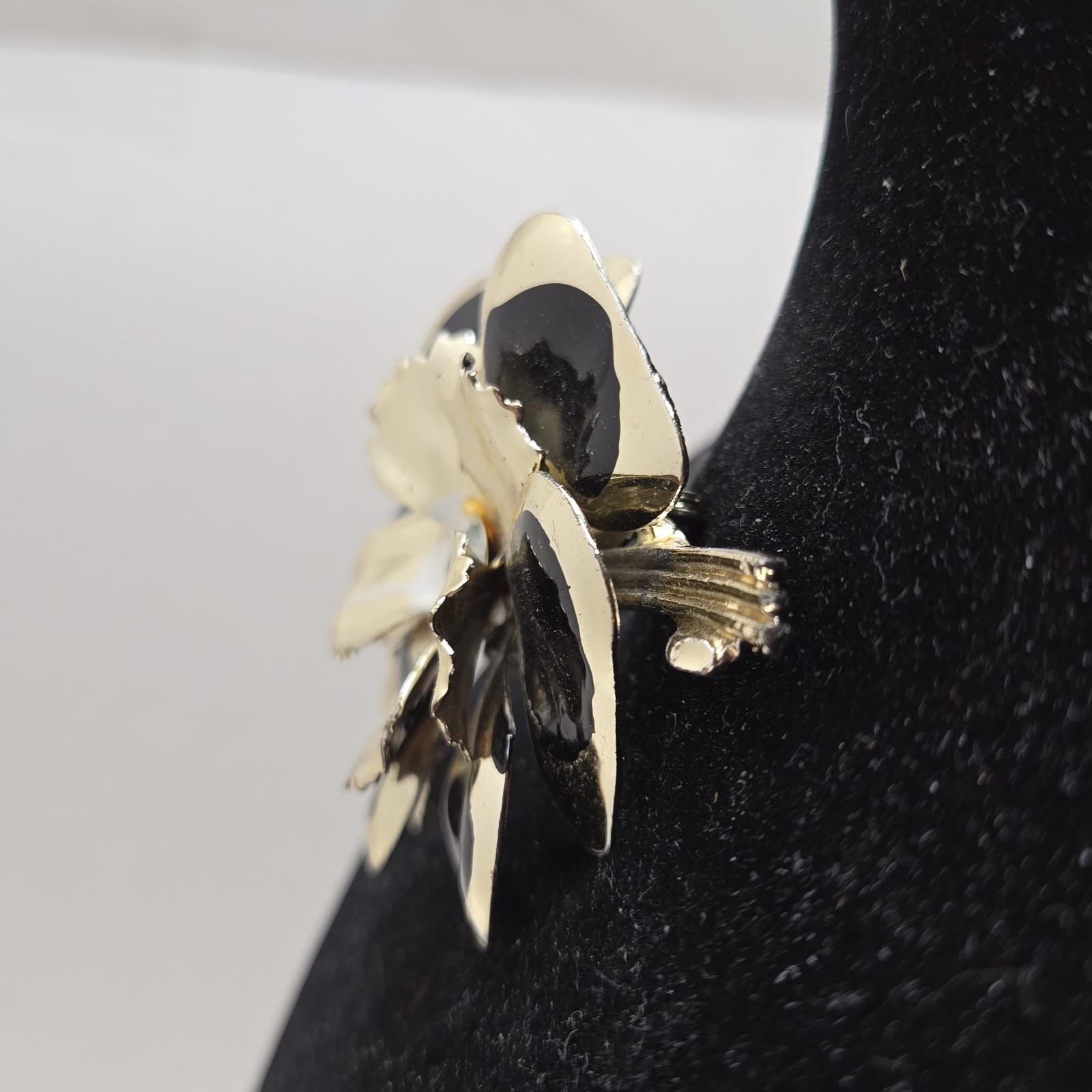 Black & Gold Tone Brooch/Pin With Moissanite Center Stone. Preowned Very Good