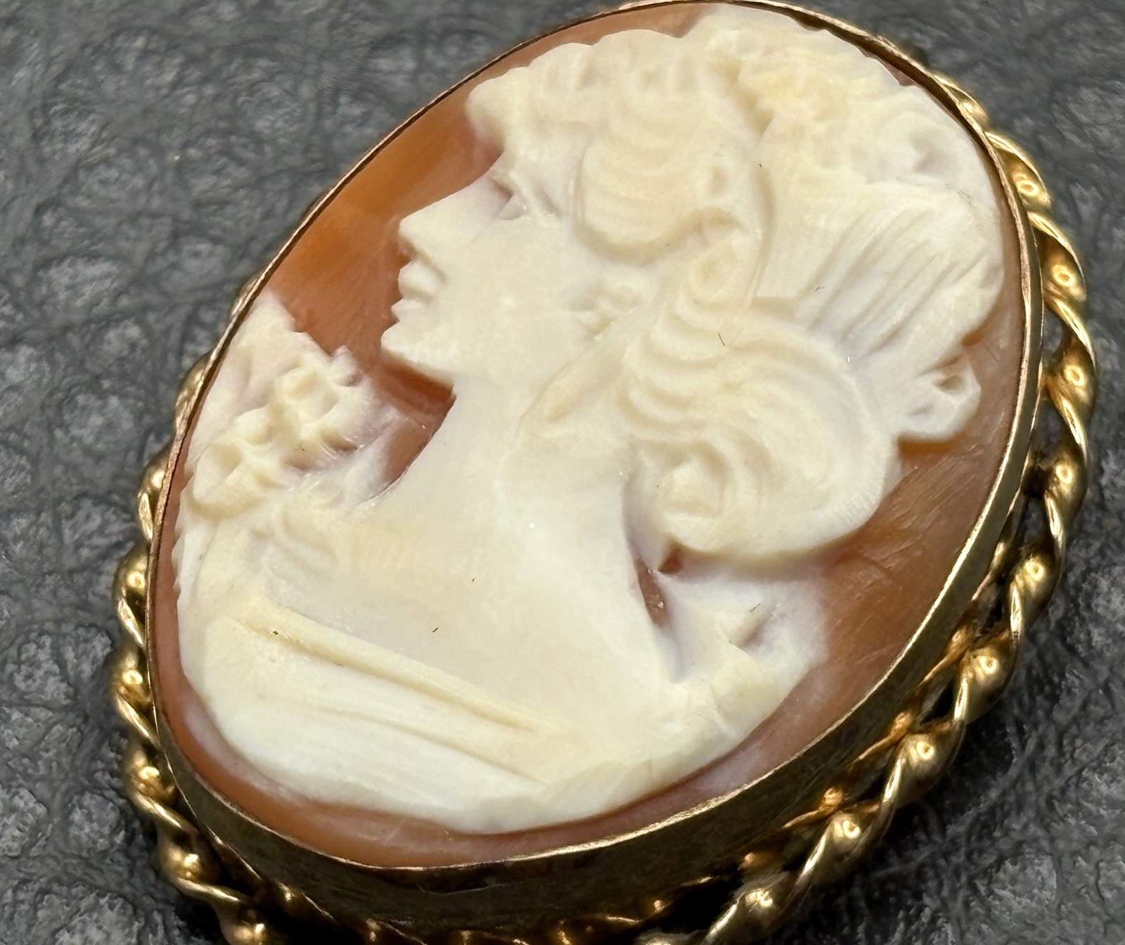 Vintage Left Facing 14K Gold Filled Hand Carved Shell Cameo Brooch Pendant