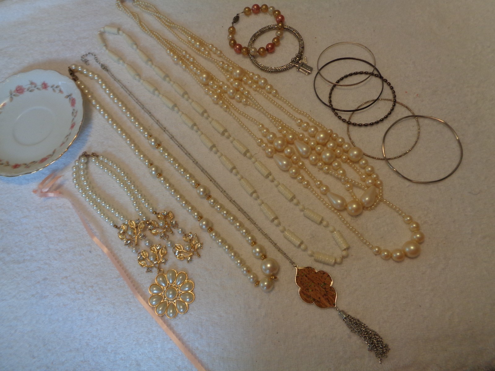 VINTAGE MONET & MARVELLA FAUX PEARLS BRACE, W MODERN JEWELRY RETRO PLATE ETC LOT