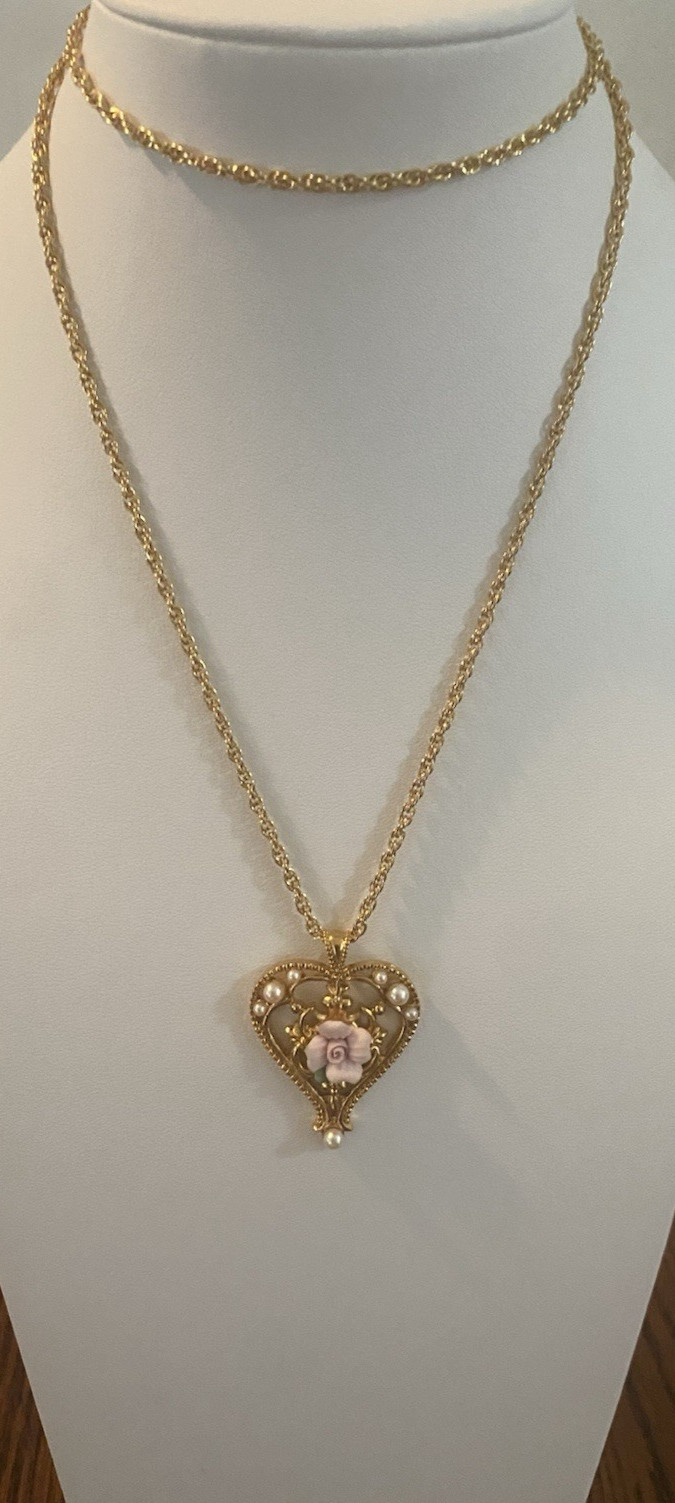 AVON~VTG 1990’s Victorian Style Heart Necklace With Pink Porcelain Rose-28″