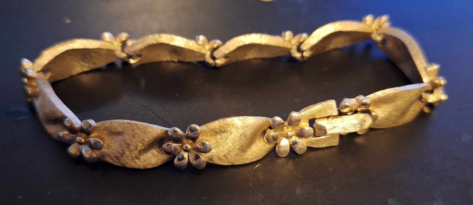 Vintage Crown Trifari Bracelet Birthday Series Gold Tone Ribbon Daisy Flowers
