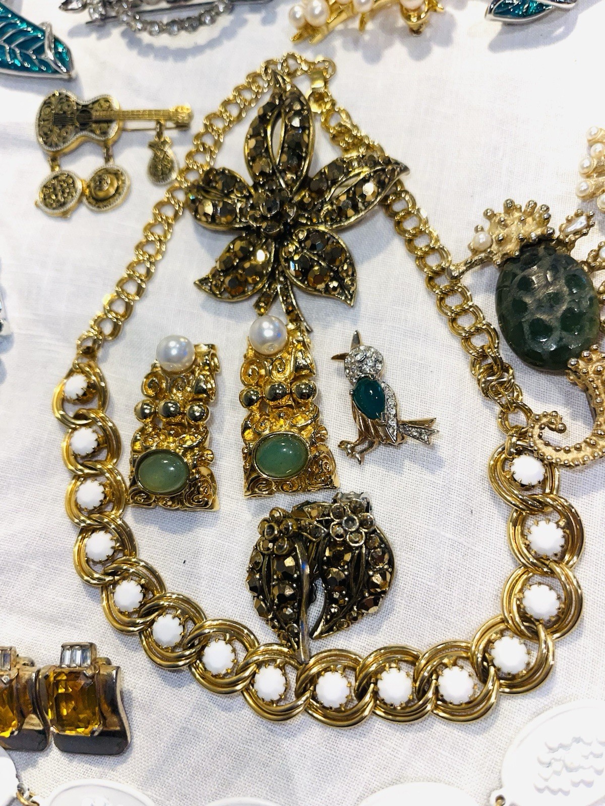 LARGE VINTAGE JEWELRY LOT CROWN TRIFARI GIVENCHY ELGIN HOBE ST JOHN LISNER MORE!