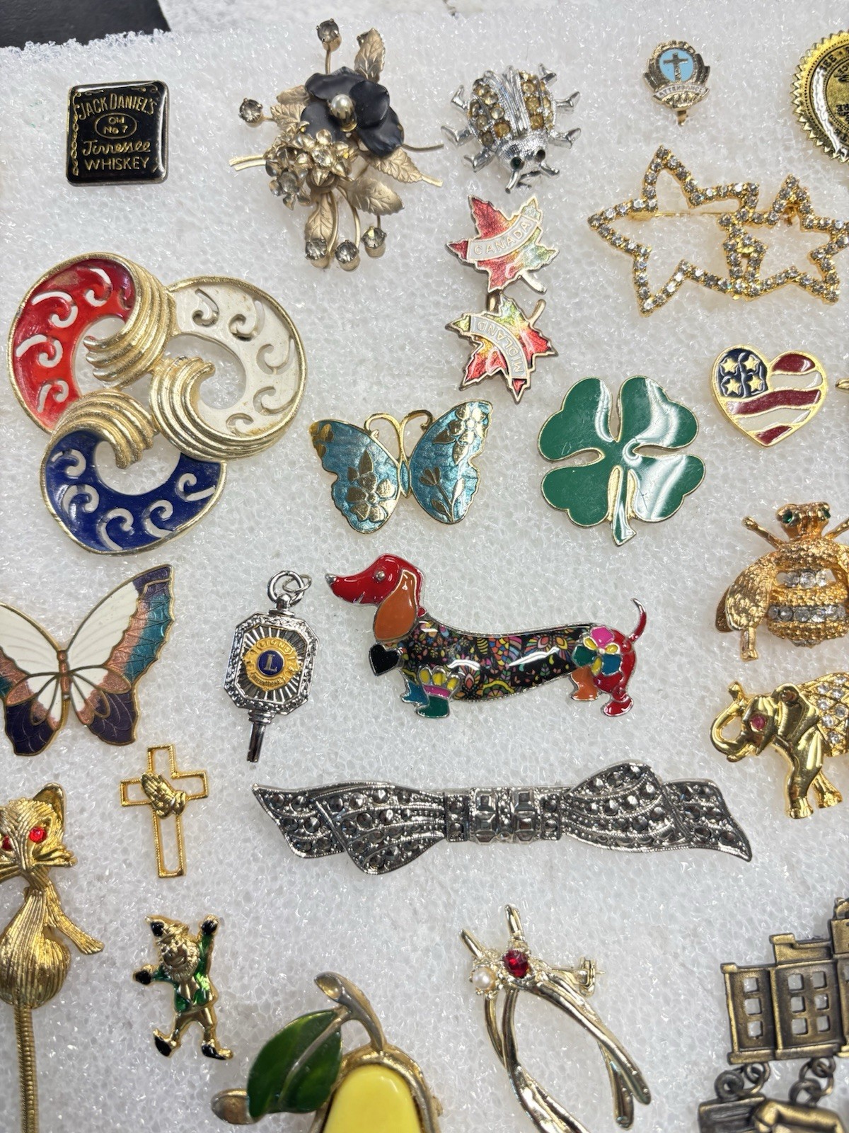 Estate Find Lot Of Assorted Pins/Brooches.