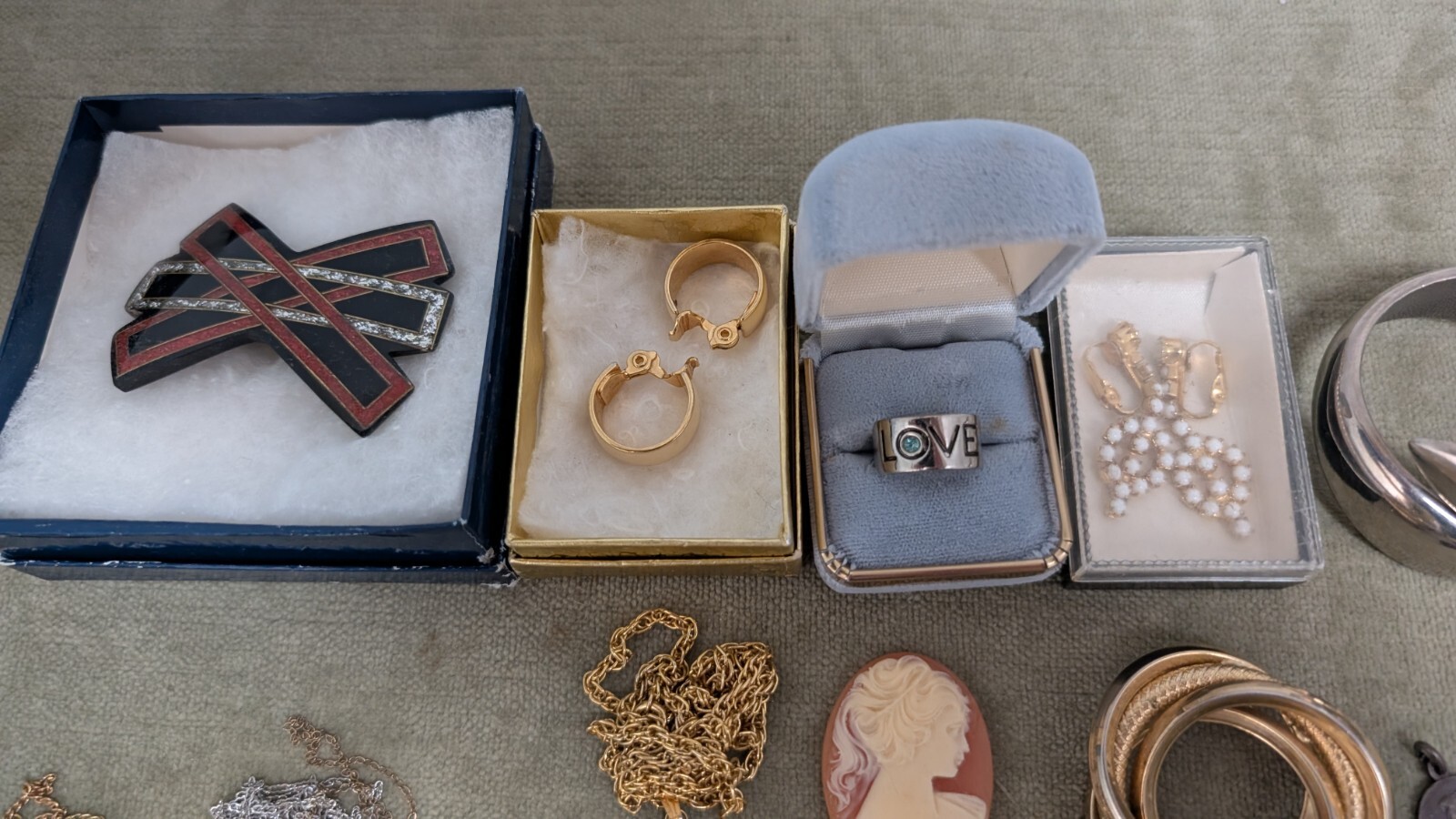 Lot of 55+ Vintage MCM Fashion Jewelery USA Italy and Unknow
