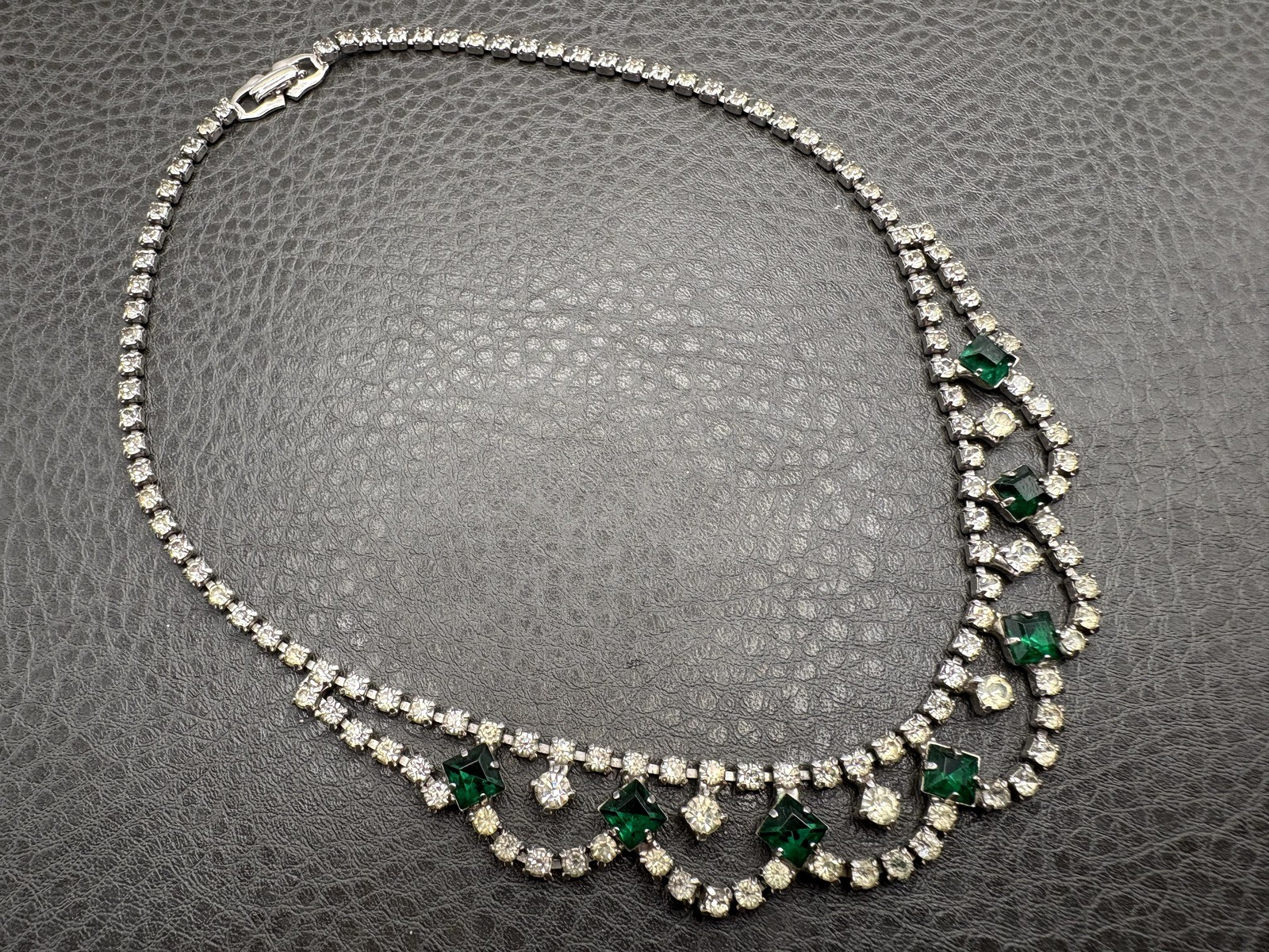 Vintage Art Deco Green Faux Emerald Crystal Rhinestone Bib Necklace Scalloped