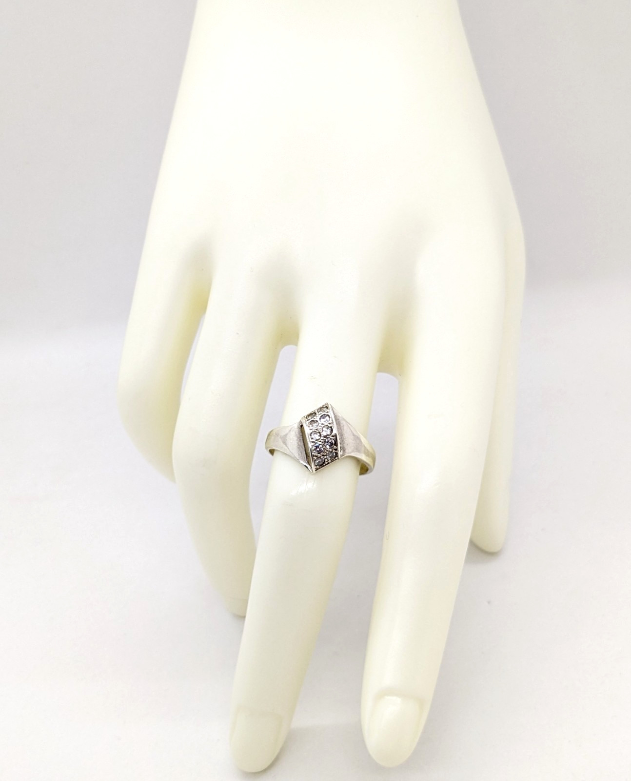 Vintage Elegant RING Silver 925 with Chic Bright Inserts -size: 8US (18mm) | #47