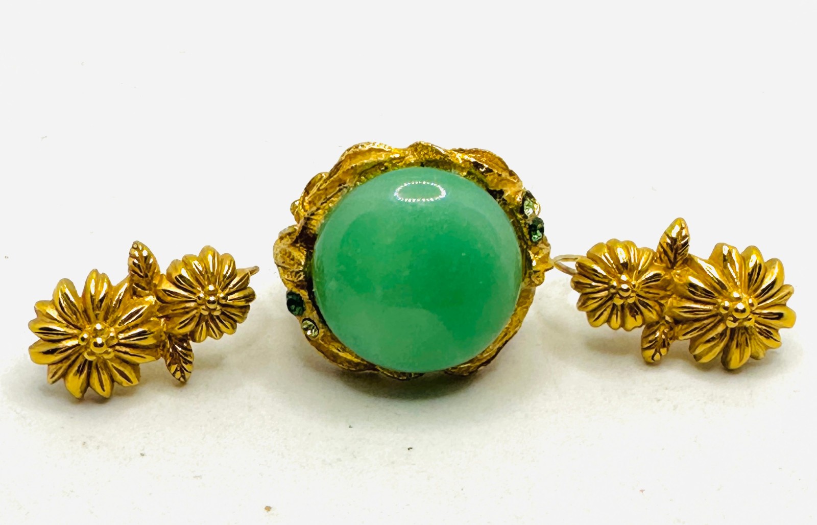 Vtg Matte Gold Tone Flower Daisy Monet Earrings & Green Faux Jade Cabochon Ring