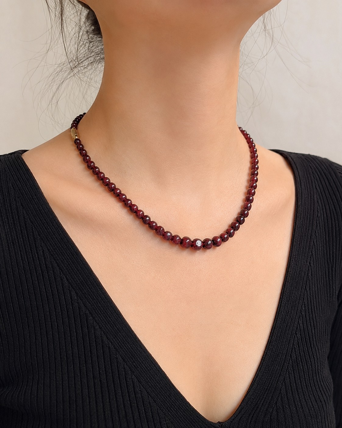 VTG Natural Garnet Graduated Hand Cut Bead Necklace 18.1″ Gold Tone Clasp 25.15g