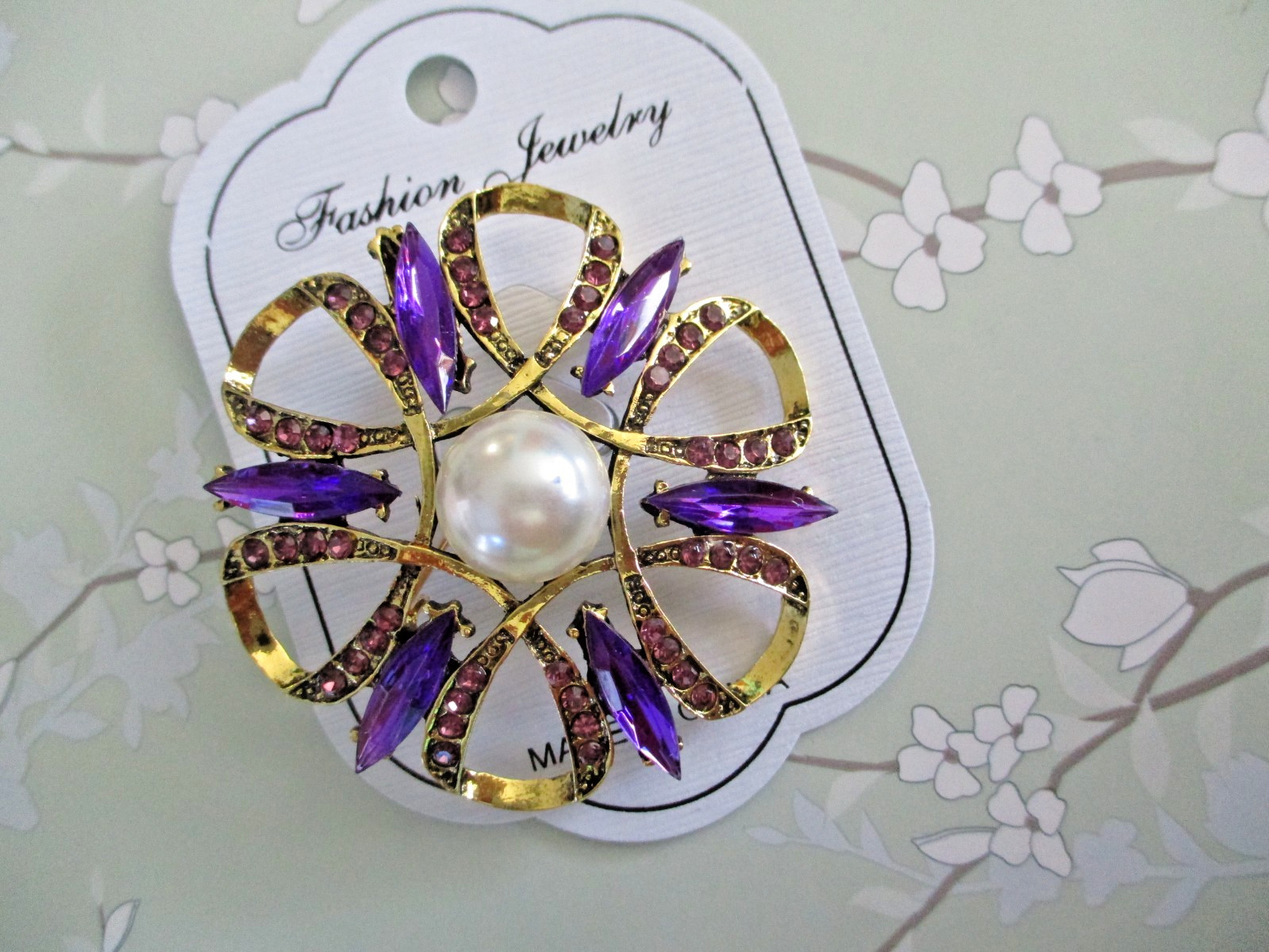 Beautiful Gold Tone Brooch with Purple Zircons and a Faux Pearl