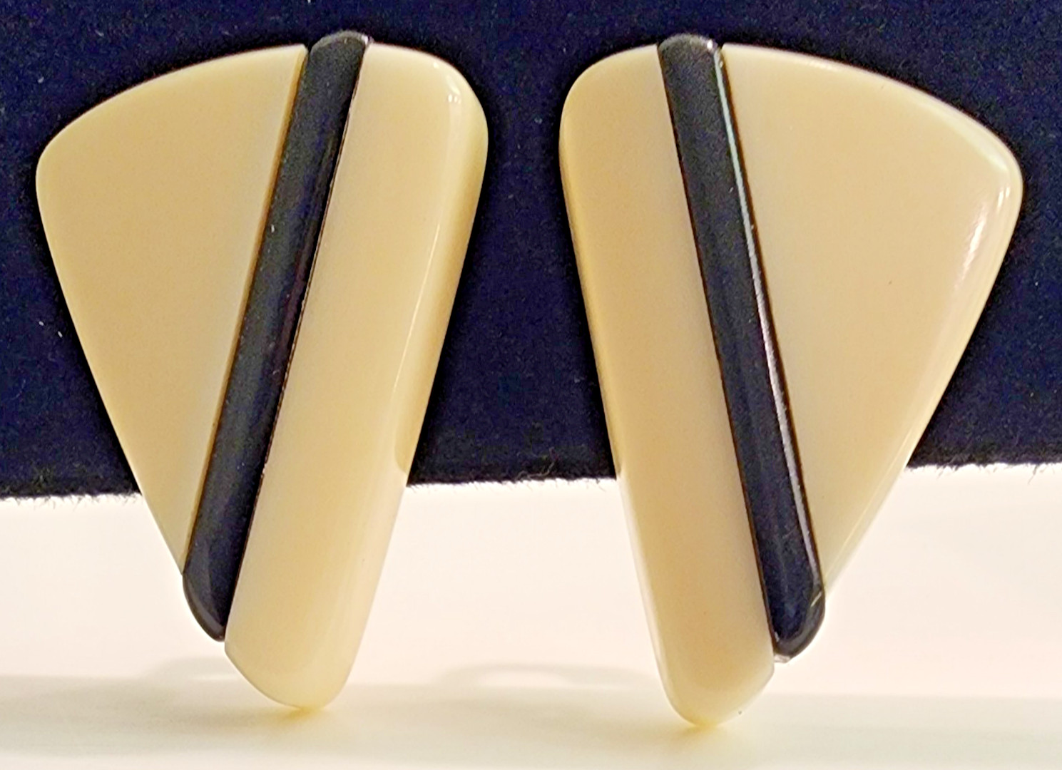 Vintage Black & Ivory Triangle Lucite ? Clip On 1 1/4″ Earrings – Jewelry
