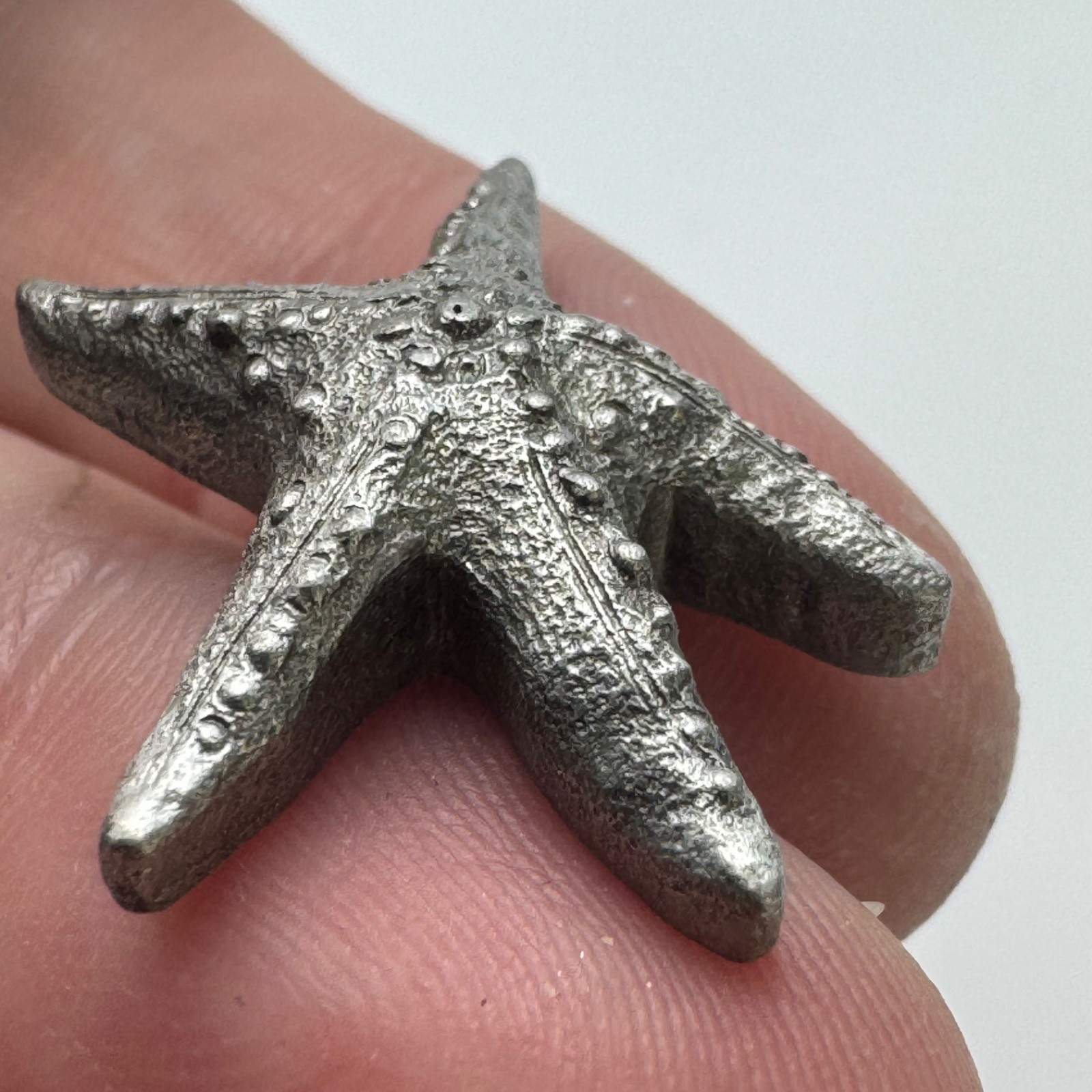 Vintage Pewter Starfish Sea Life Ocean Beach Textured Lapel Pin Tie Tack Silver