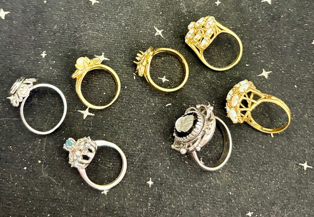 Vintage Lof Of 7 Fashion Rings Size 6.6-9 4-Gold Color 3-Silver Color All W/Gems