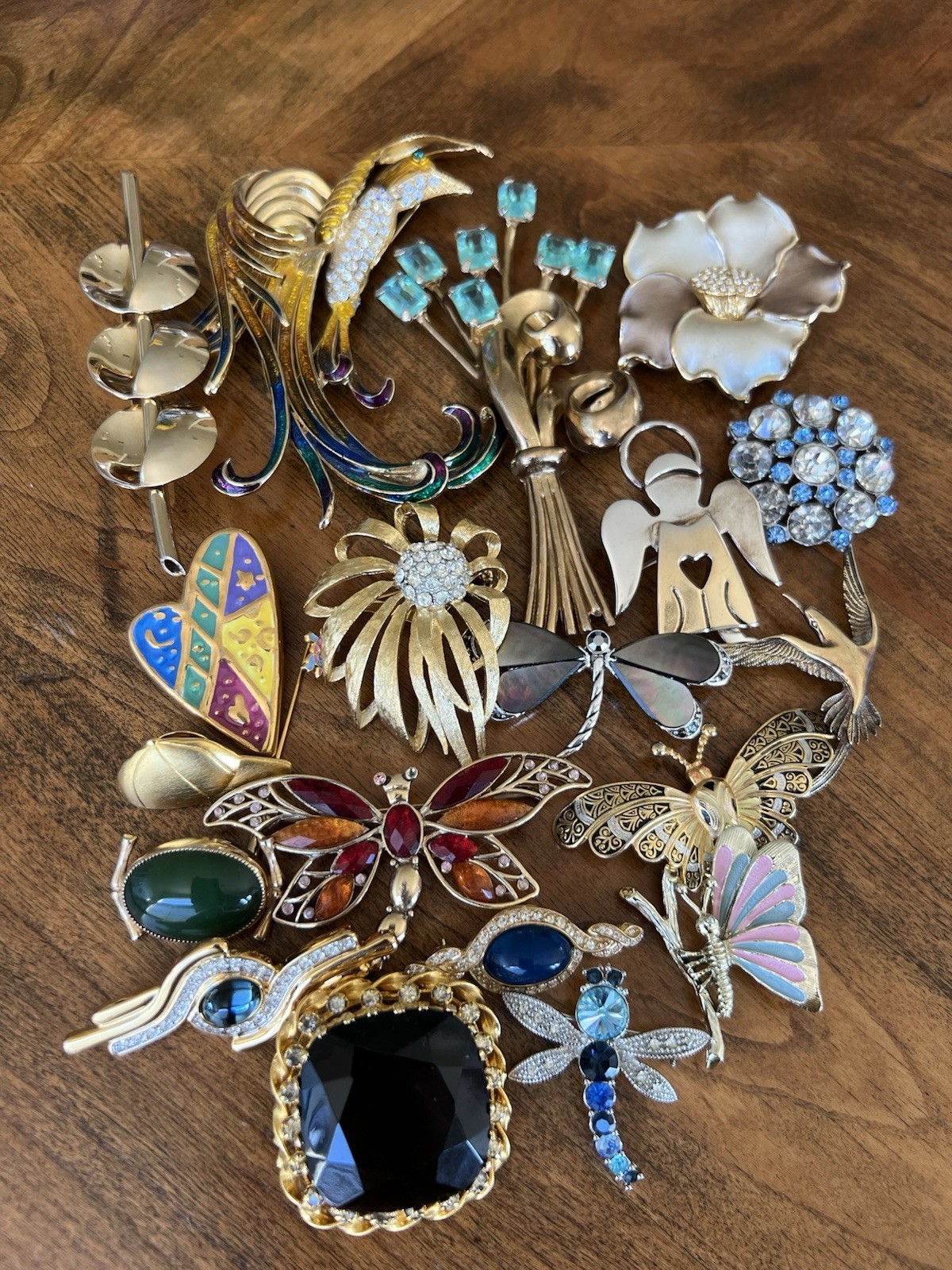 Spectacular lot of assorted vintage brooches