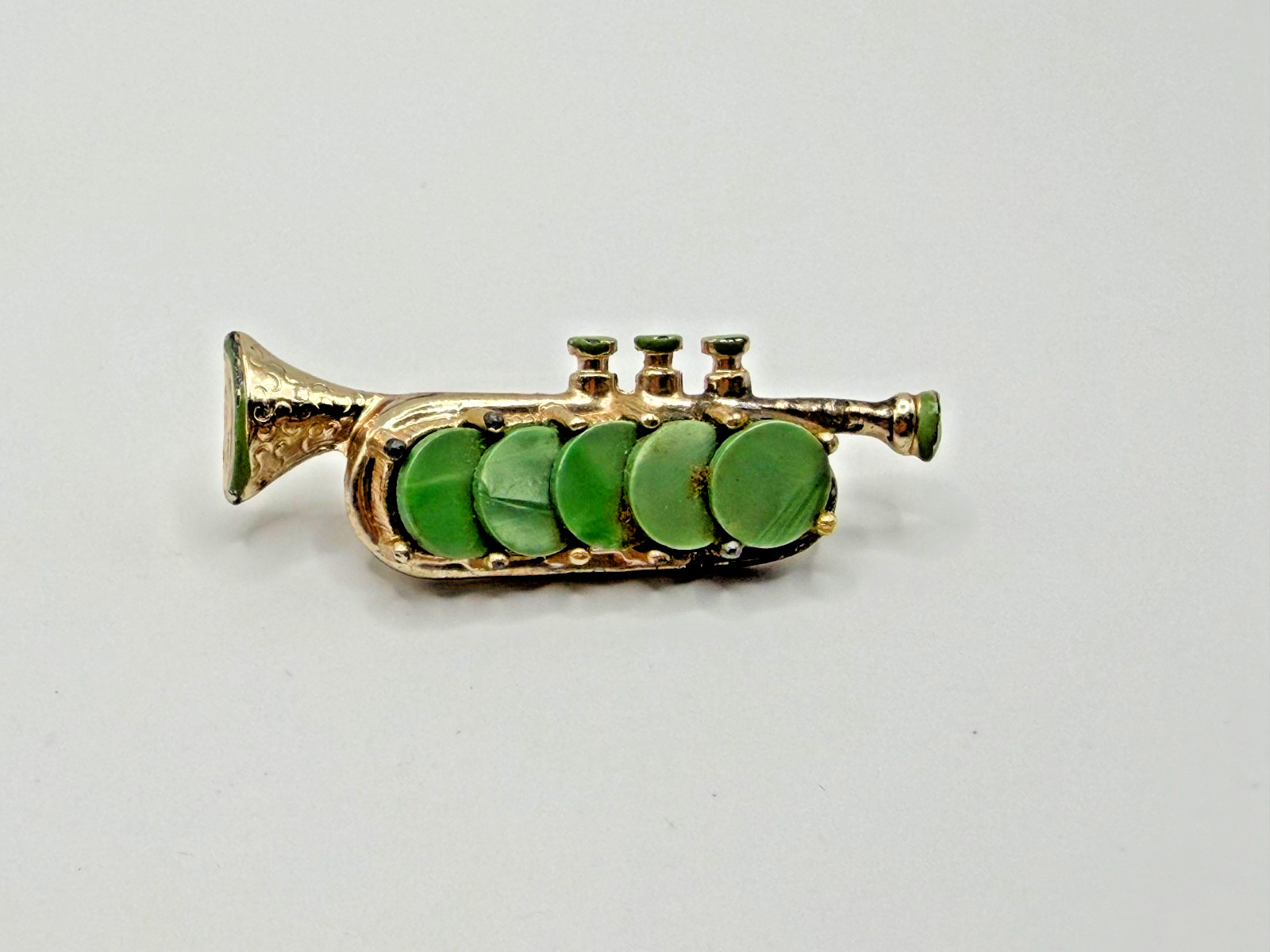 VINTAGE TRUMPET BROOCH WITH JADE DECORATIVE STONES GOLDTONE SETTING JAZZY