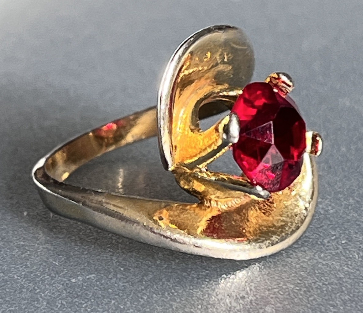 VTG Red Crystal Solitaire Gold Tone Cocktail Statement Ring Size 4.25