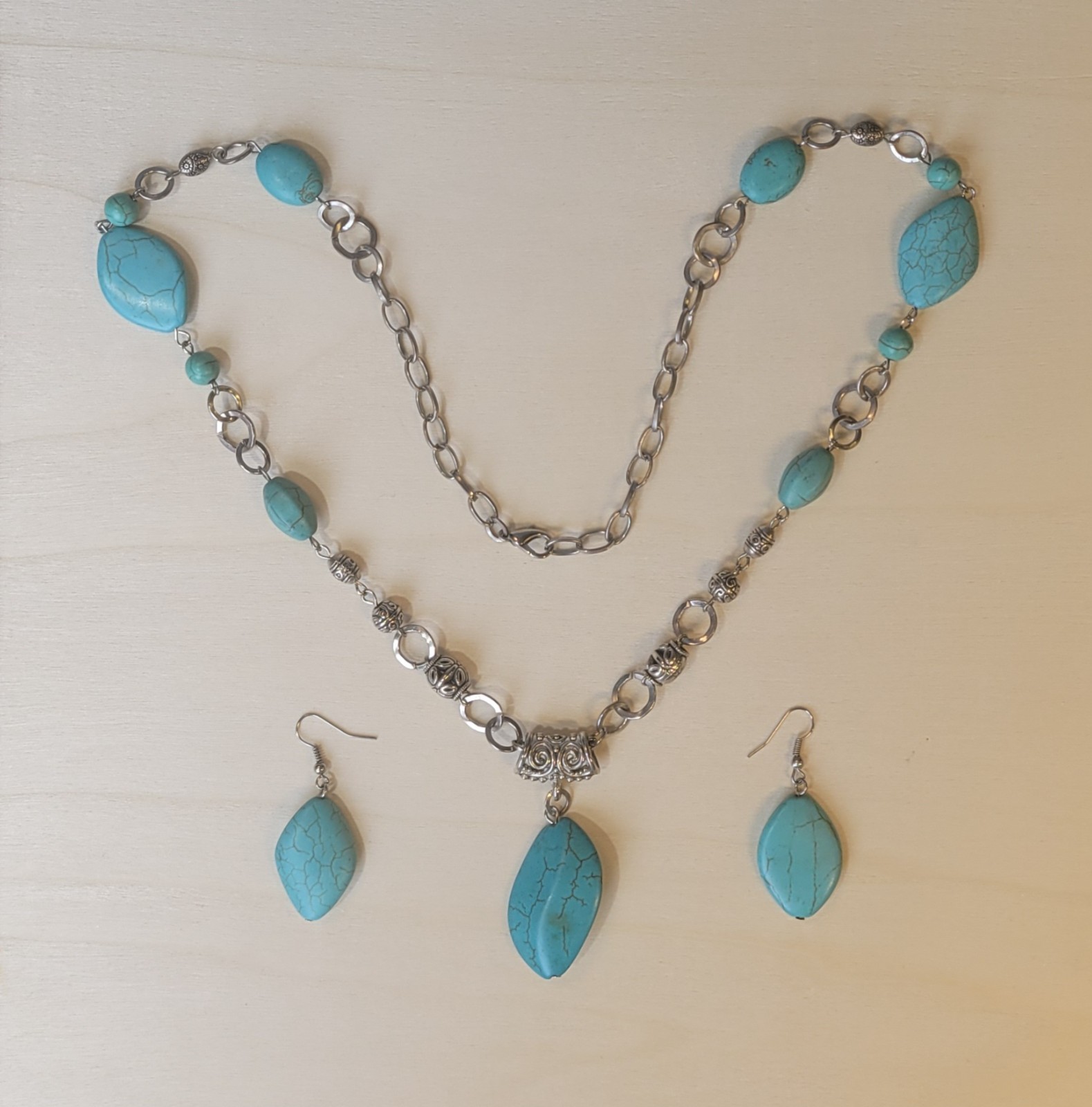 Southwestern Turquoise Blue Howlite Silver Tone 25in Necklace Matching Earrings