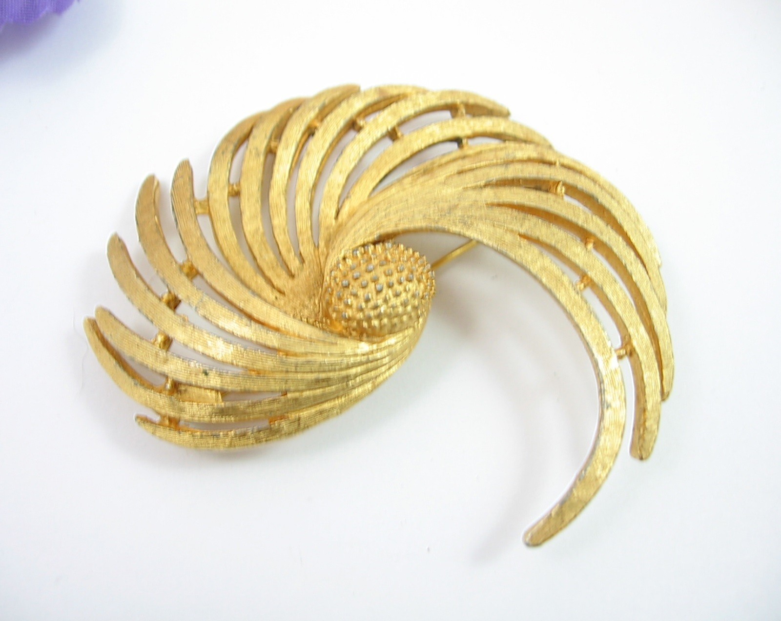 BSK SPIRAL SWIRL Leaf Frond Leafy Plant Brooch Vintage Pin GOLDTONE 2 1/2″ Sign