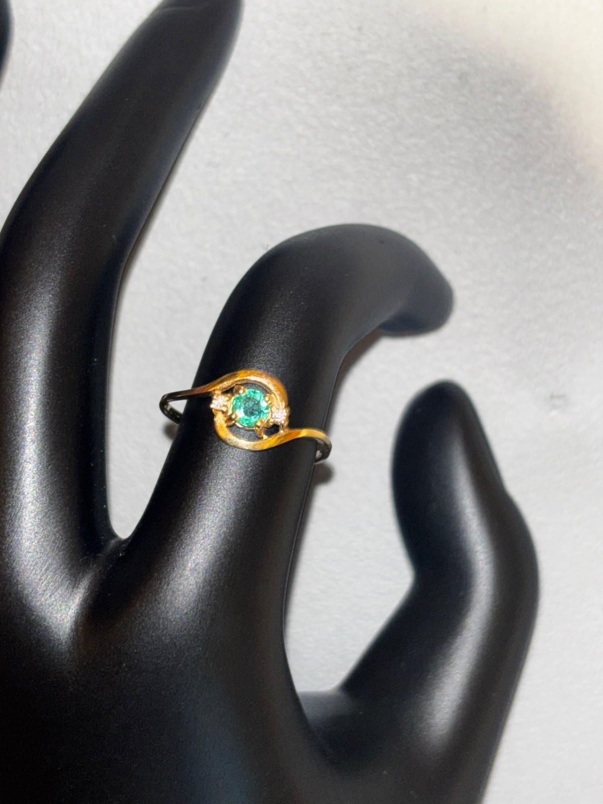 VINTAGE 14K GOLD EMERALD ENGAGEMENT RING (SIZE 6). *EXCELLENT CONDITION*