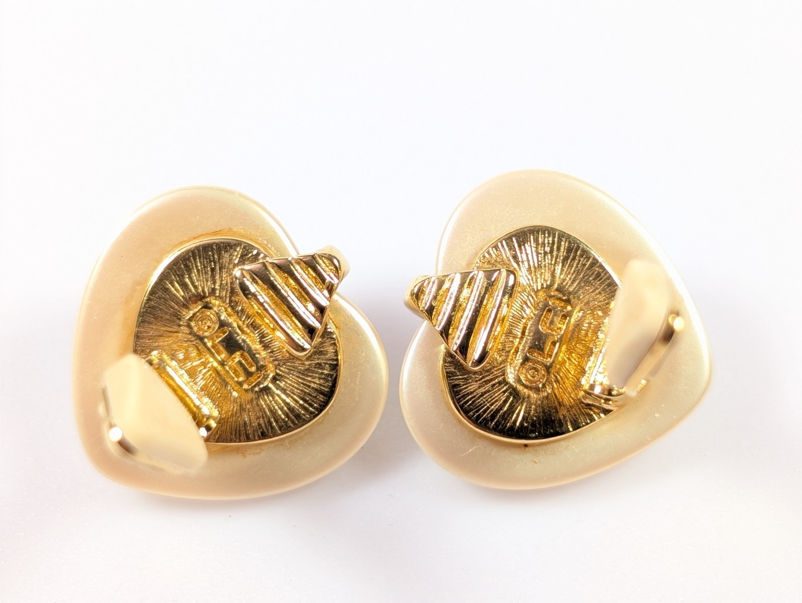 Vtg LC Liz Claiborne Shield Crest Puffy Heart Earrings Clip-On Gold Tone Pearl
