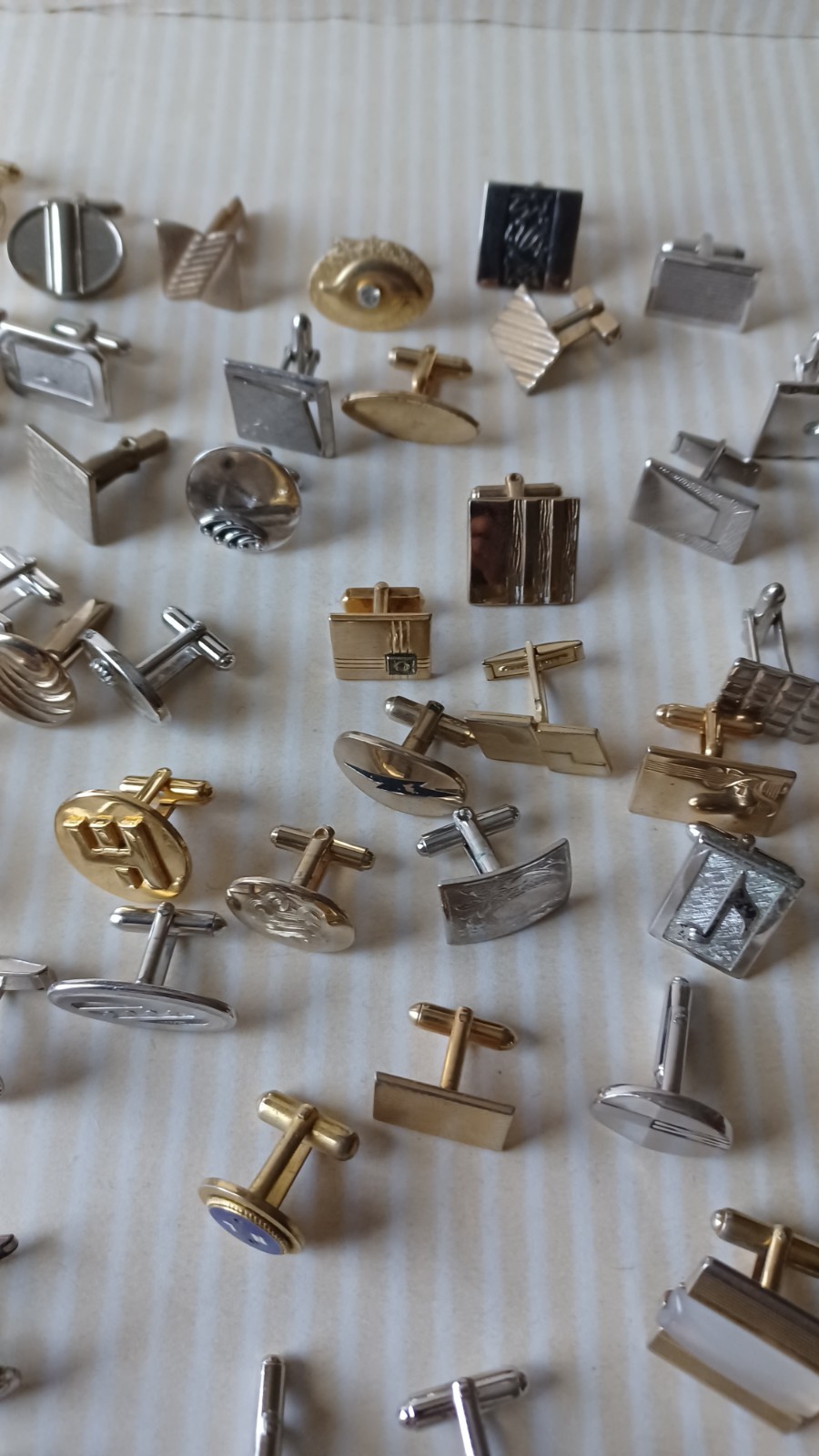 Lot 160 VTG Single Cufflinks Mixed Styles Tones Repurpose Jewelry Some Wear