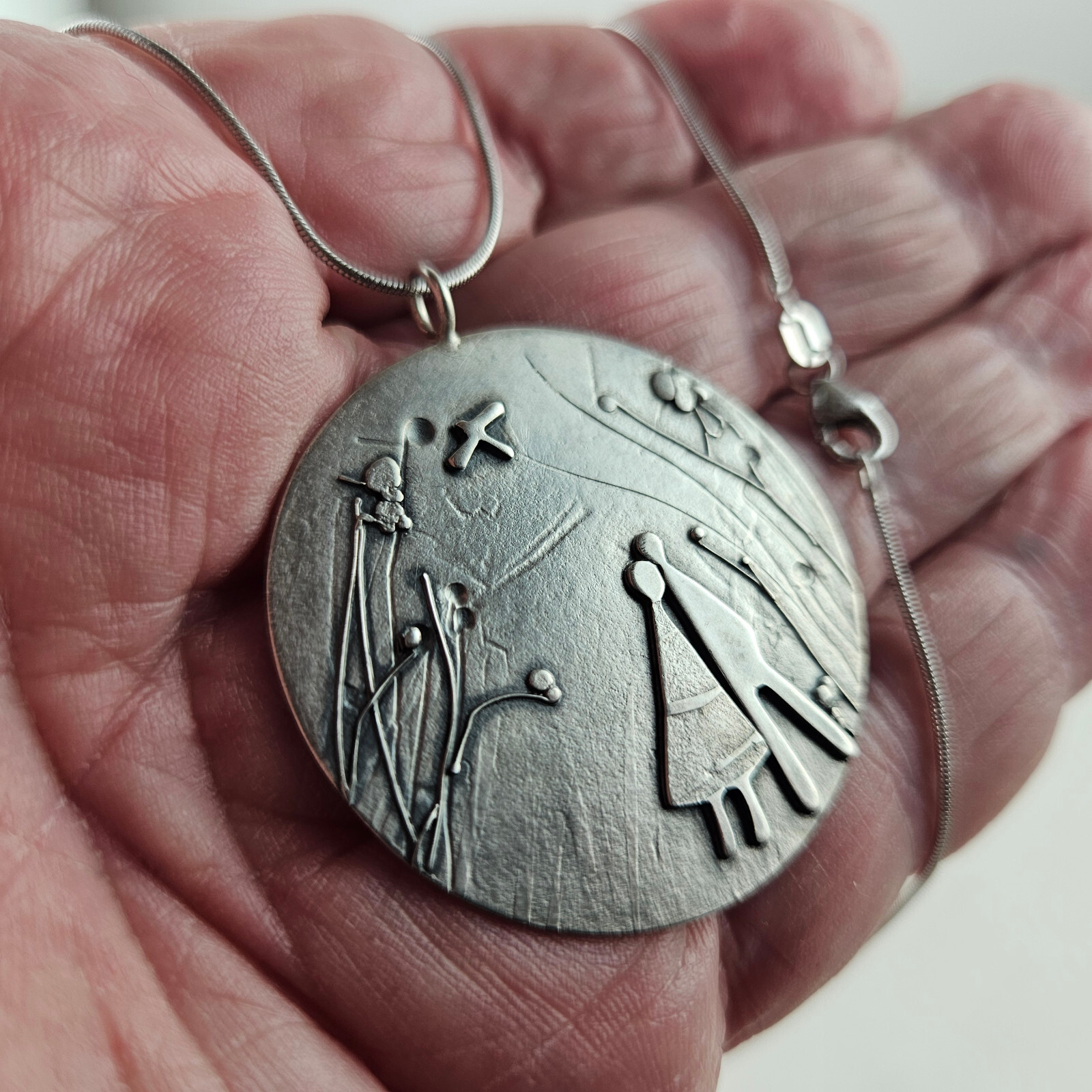 Sterling Silver English Hallmarks Pendant & a 19-inch Chain 10.9g [8373]