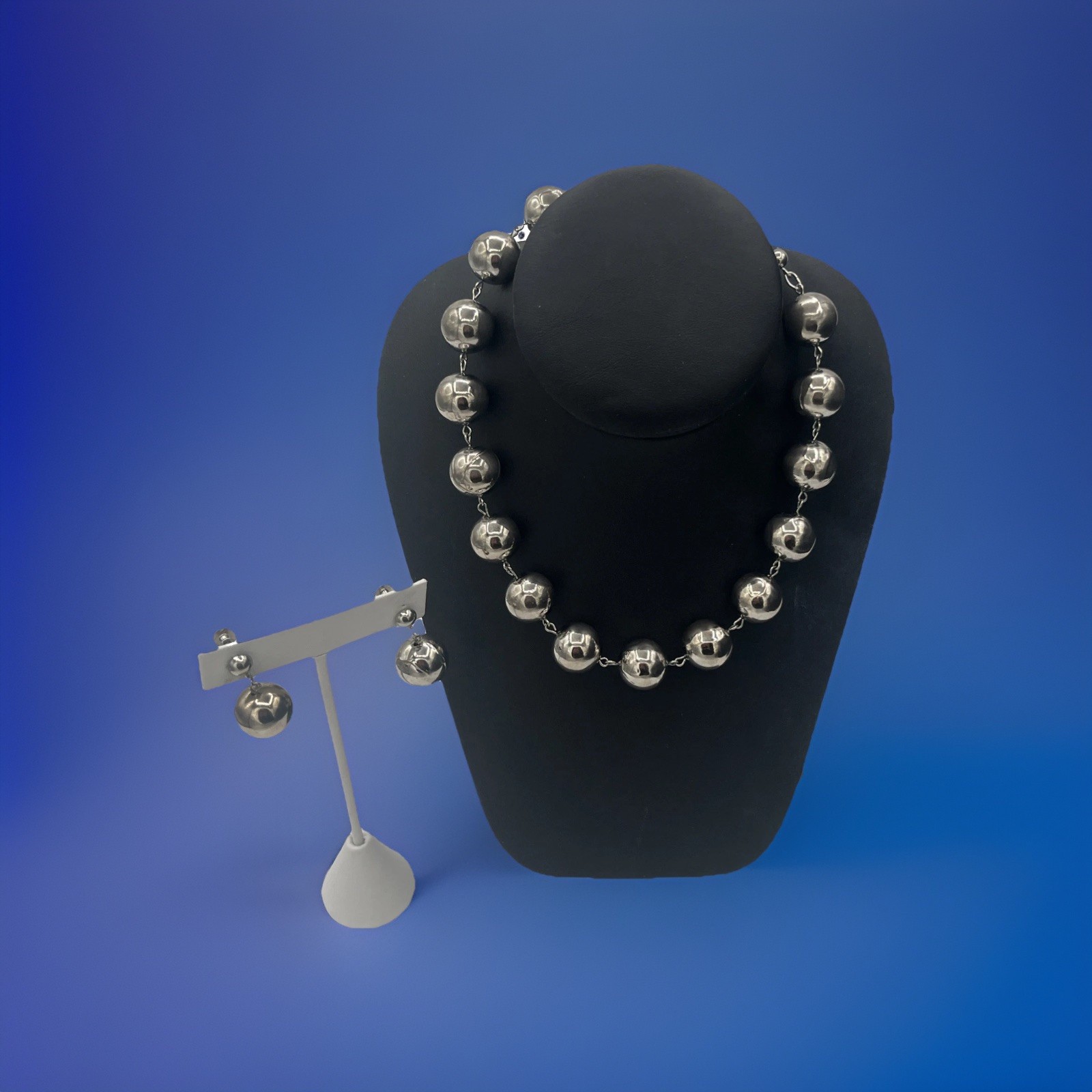 Stunning Vintage Silver‑Tone Ball Bead Necklace & Earrings Set – Classic