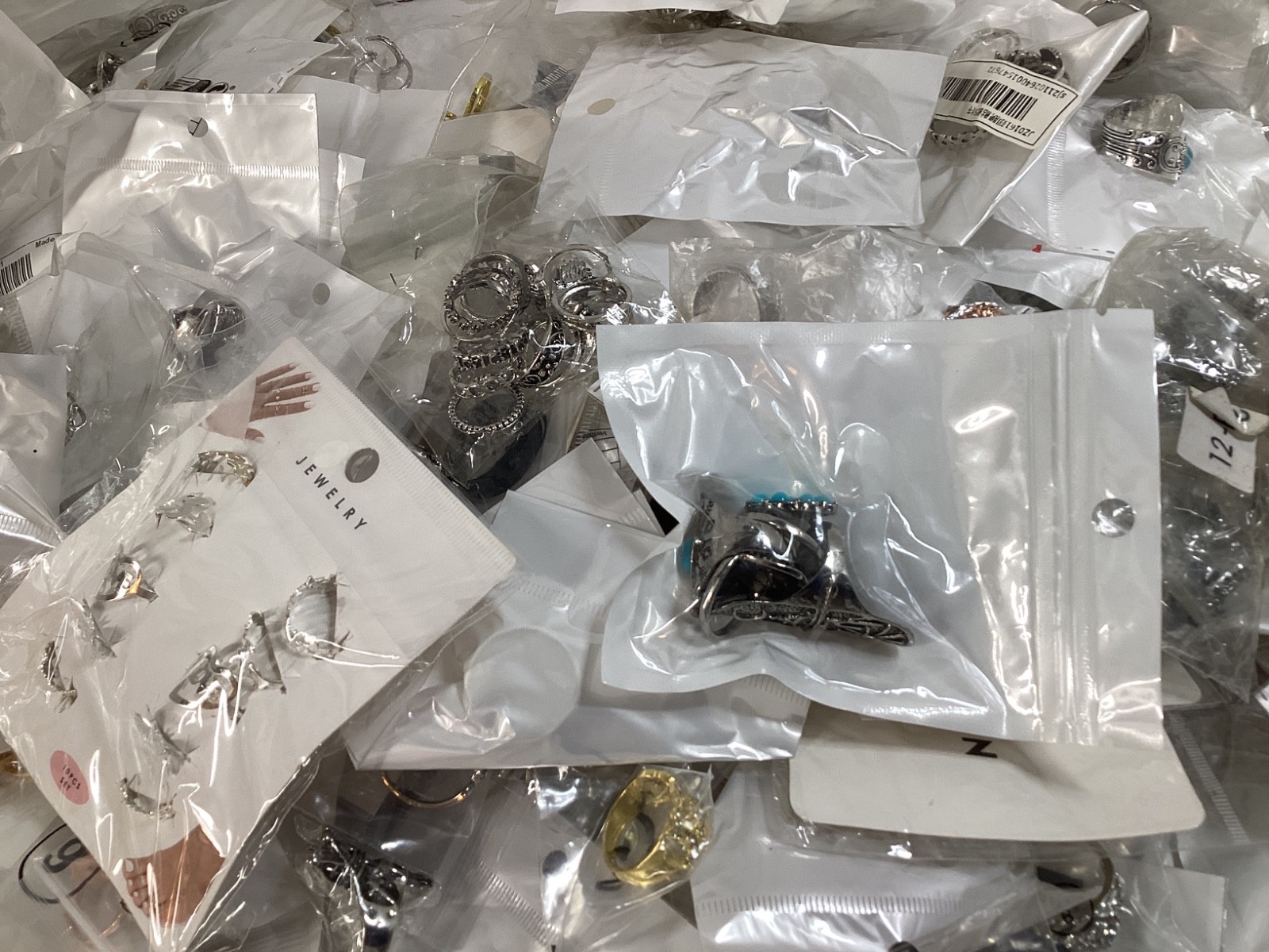 1lb Unsorted Modern Costume Rings Jewelry (M/F) Many Sizes Designs