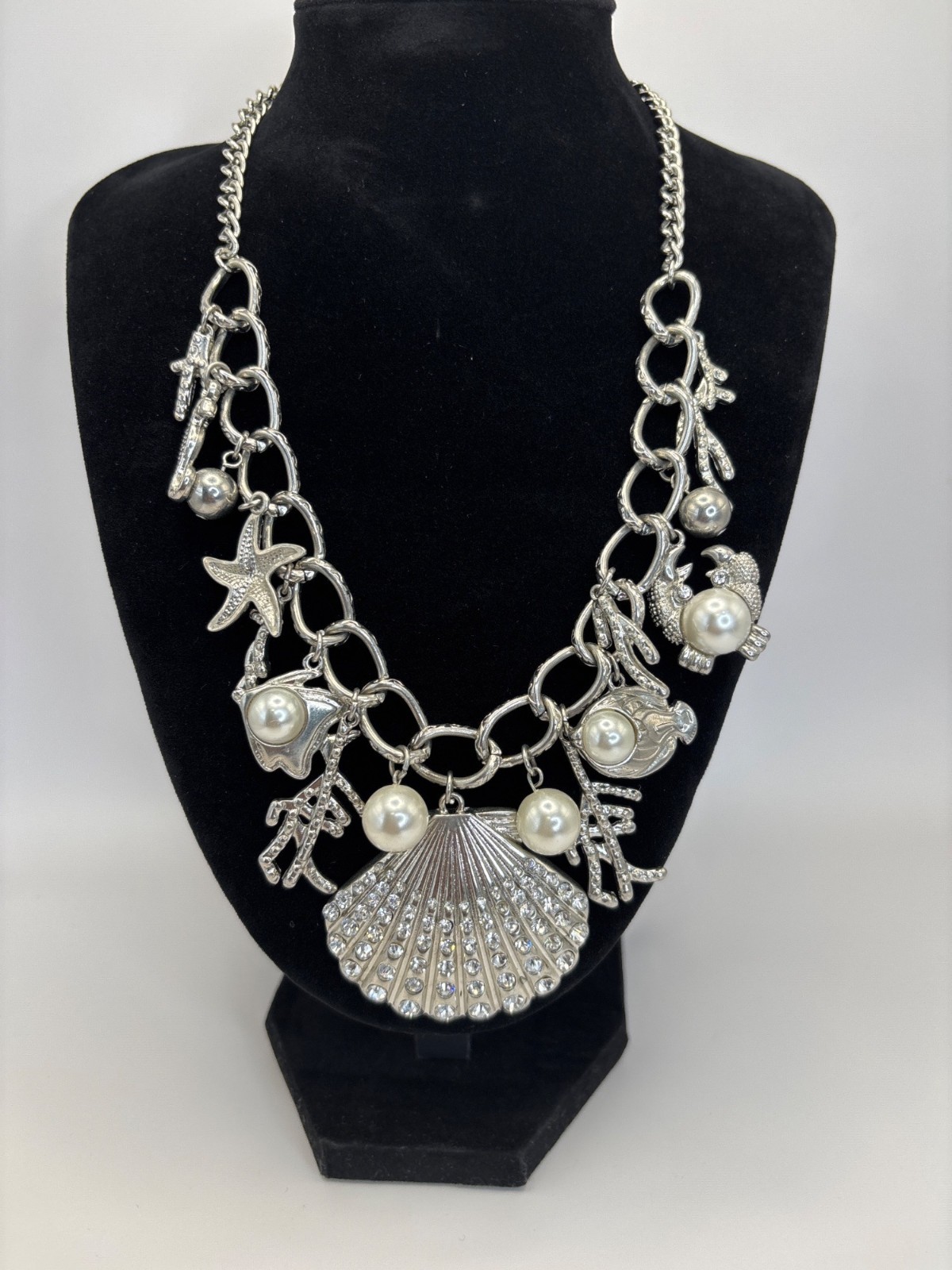 Vintage Silver Tone Chunky Sea Shell Creatures Faux Pearl Charm 18″ Necklace