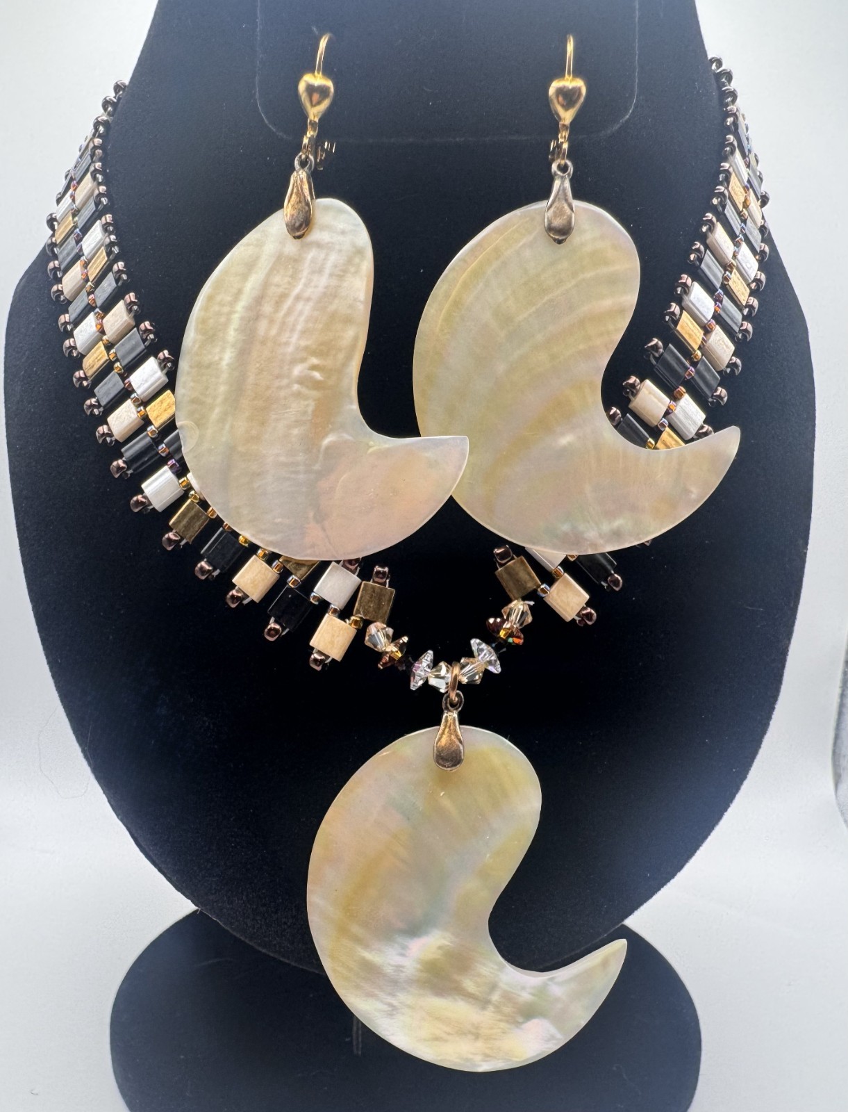 VTG Mother of Pearl and Beads Necklace with Clip On Earrings Jewelry Set
