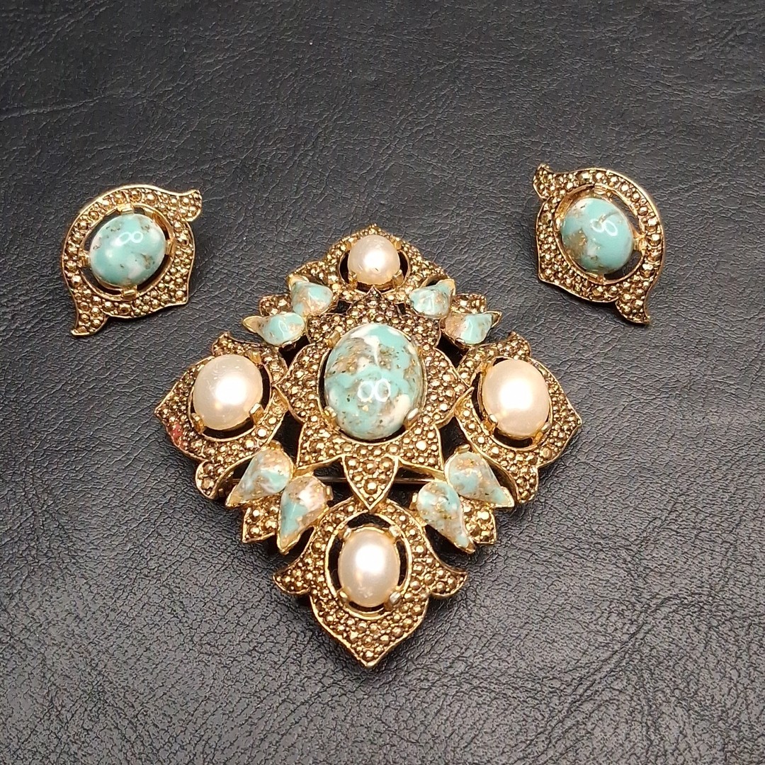 Vintage SARAH COV 1968 Remembrance Collection Clip Earrings & Brooch Set. 17.007