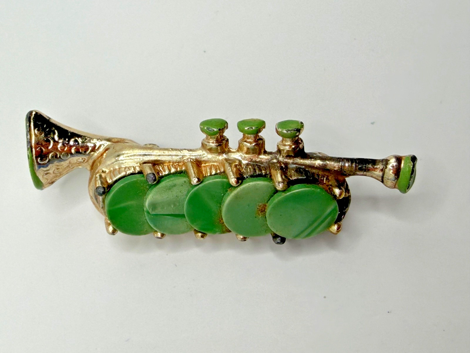 VINTAGE TRUMPET BROOCH WITH JADE DECORATIVE STONES GOLDTONE SETTING JAZZY