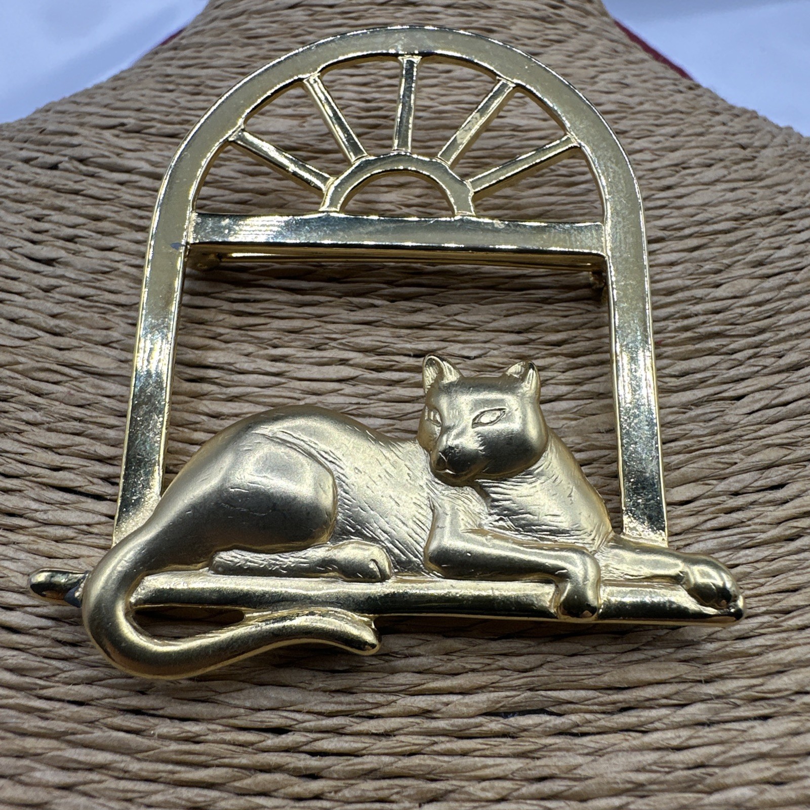 Vintage JJ CAT ON THE WINDOW gold toned brooch. See pics. Signed.