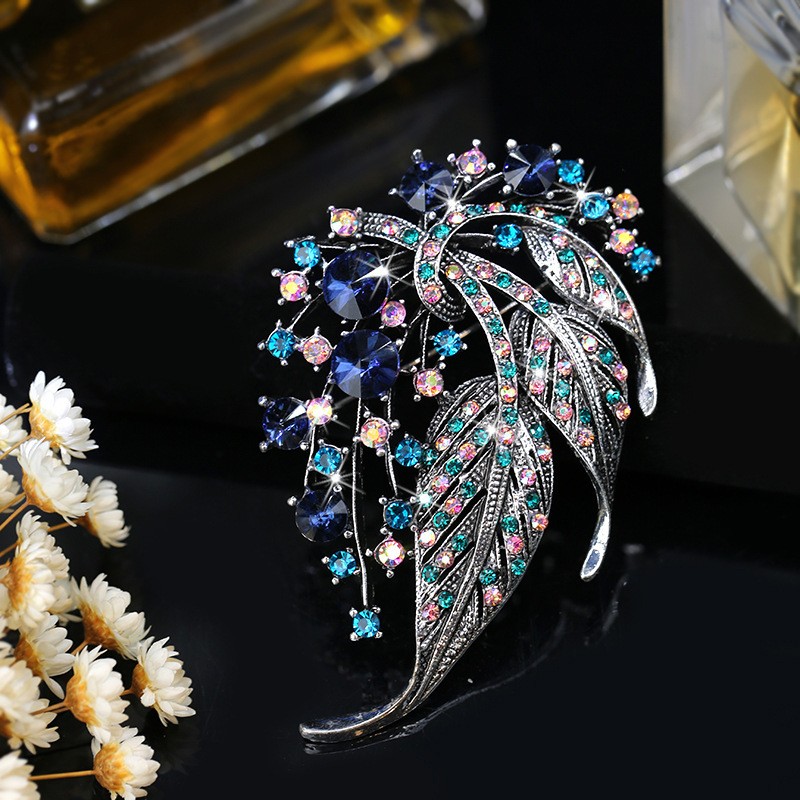 Vintage Luxury Hollow-Out Leaf Brooch Rhinestone Alloy Corsage Pin for Women