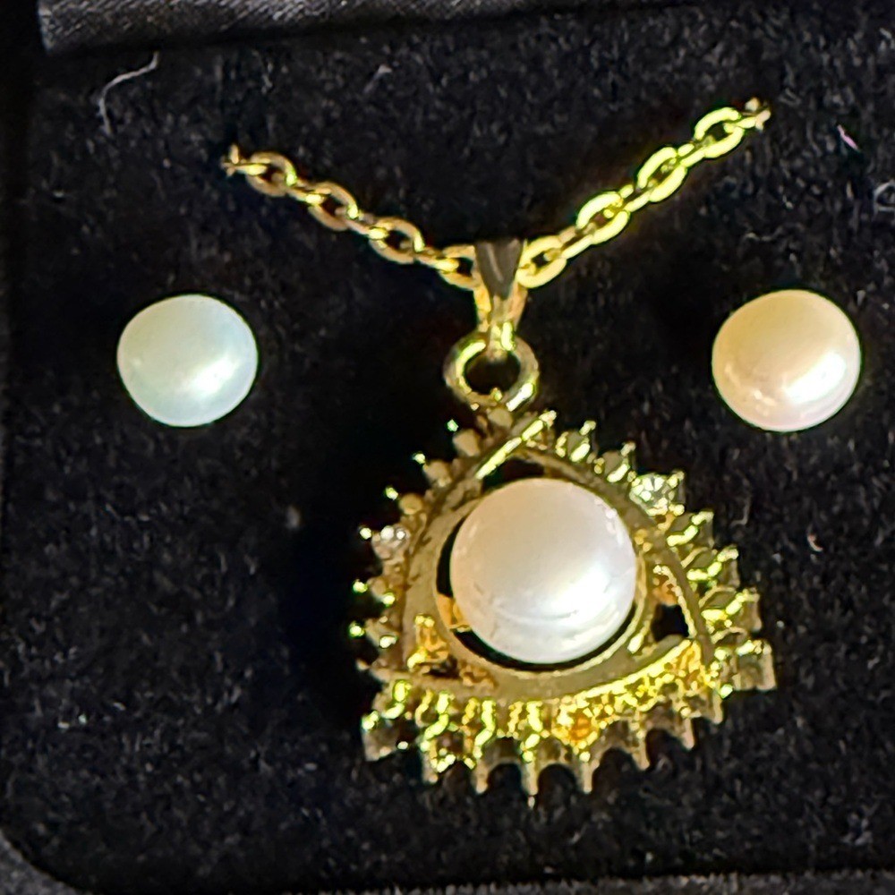 Source Unknown Gold and Pearl Necklace Set