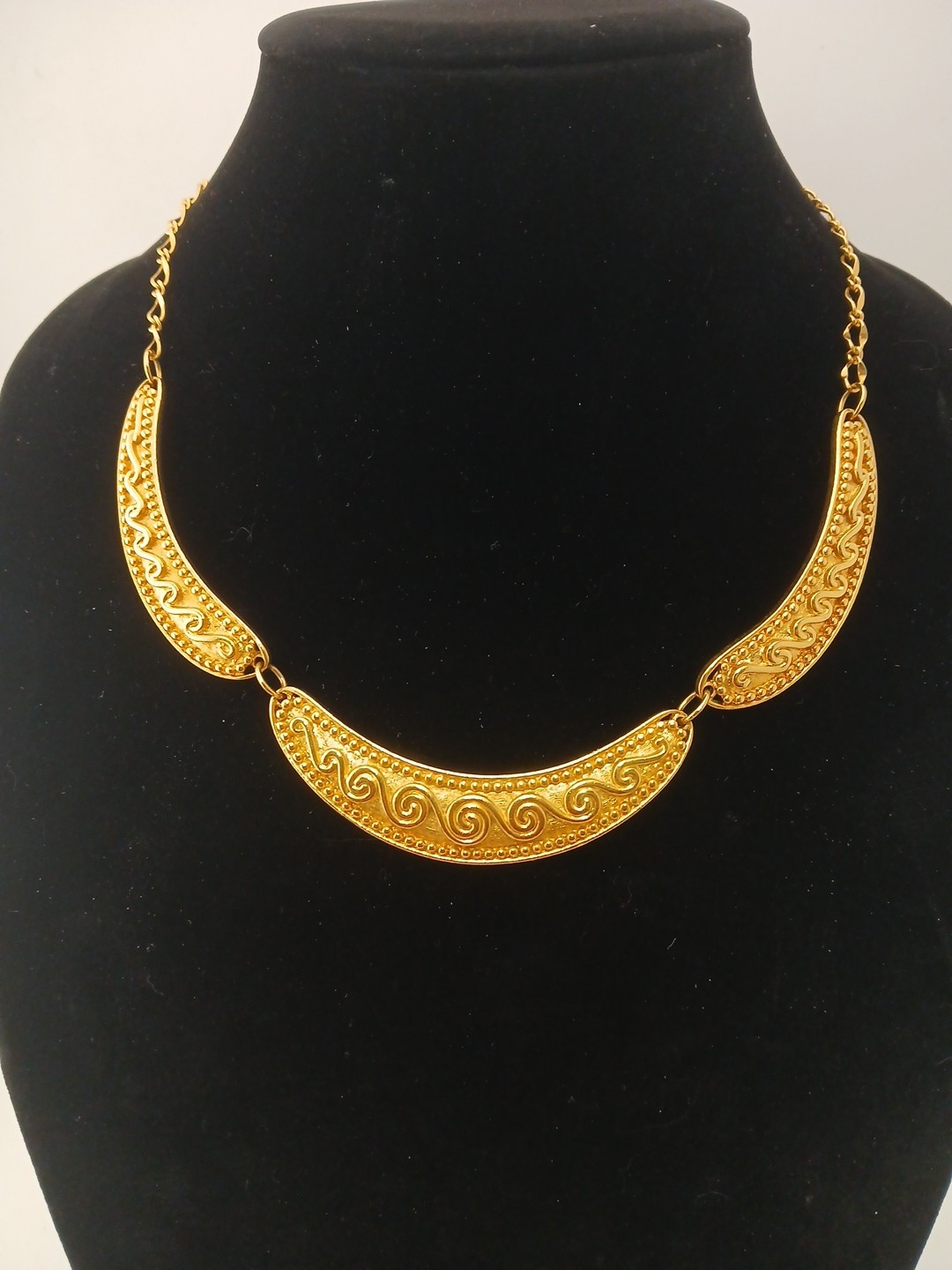 AVON 1987 ROMAN RICHES bold goldtone raised scroll beads designs collar necklace