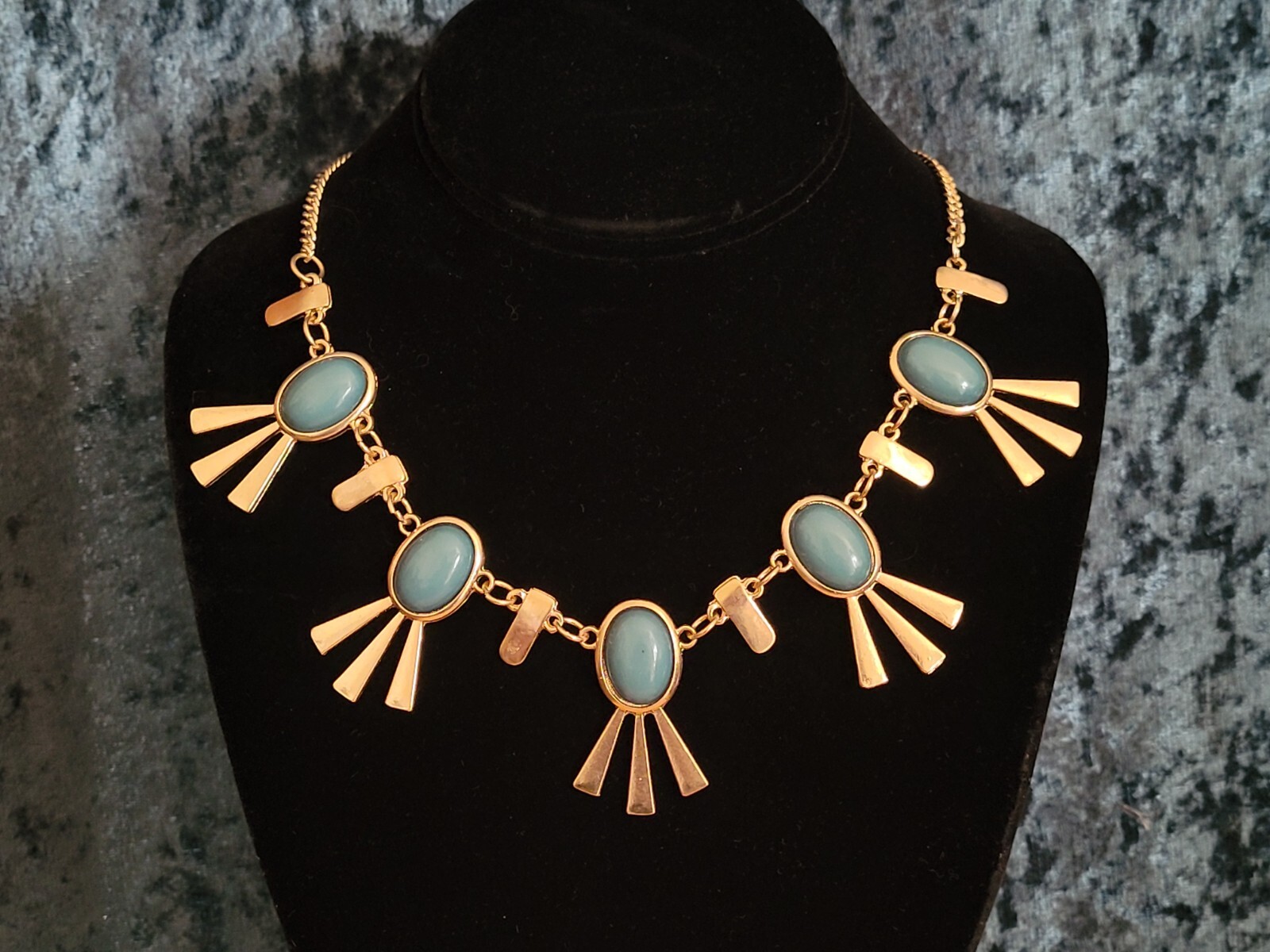Charming Vintage Gold Tone And Green Stone Necklace