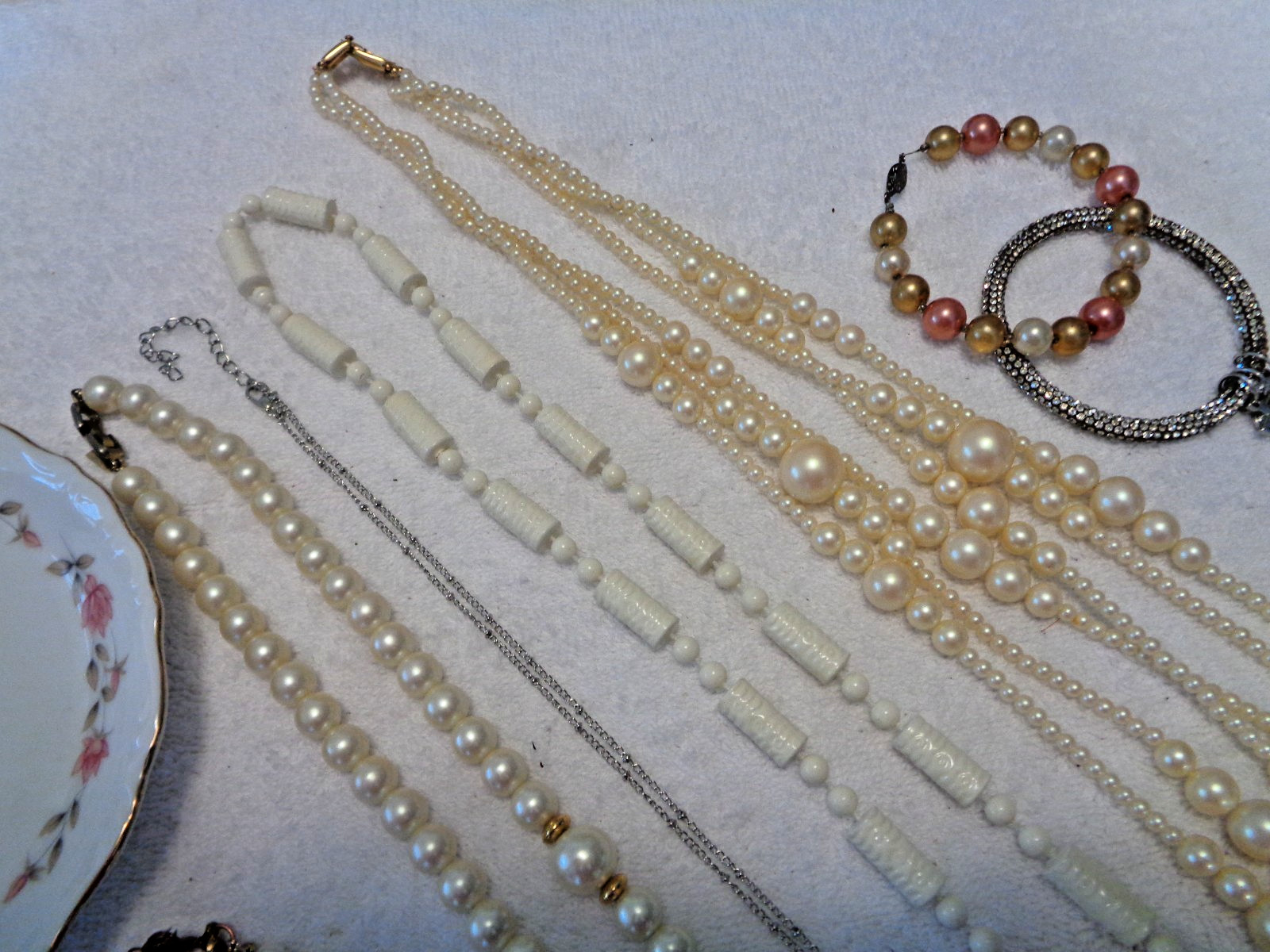 VINTAGE MONET & MARVELLA FAUX PEARLS BRACE, W MODERN JEWELRY RETRO PLATE ETC LOT