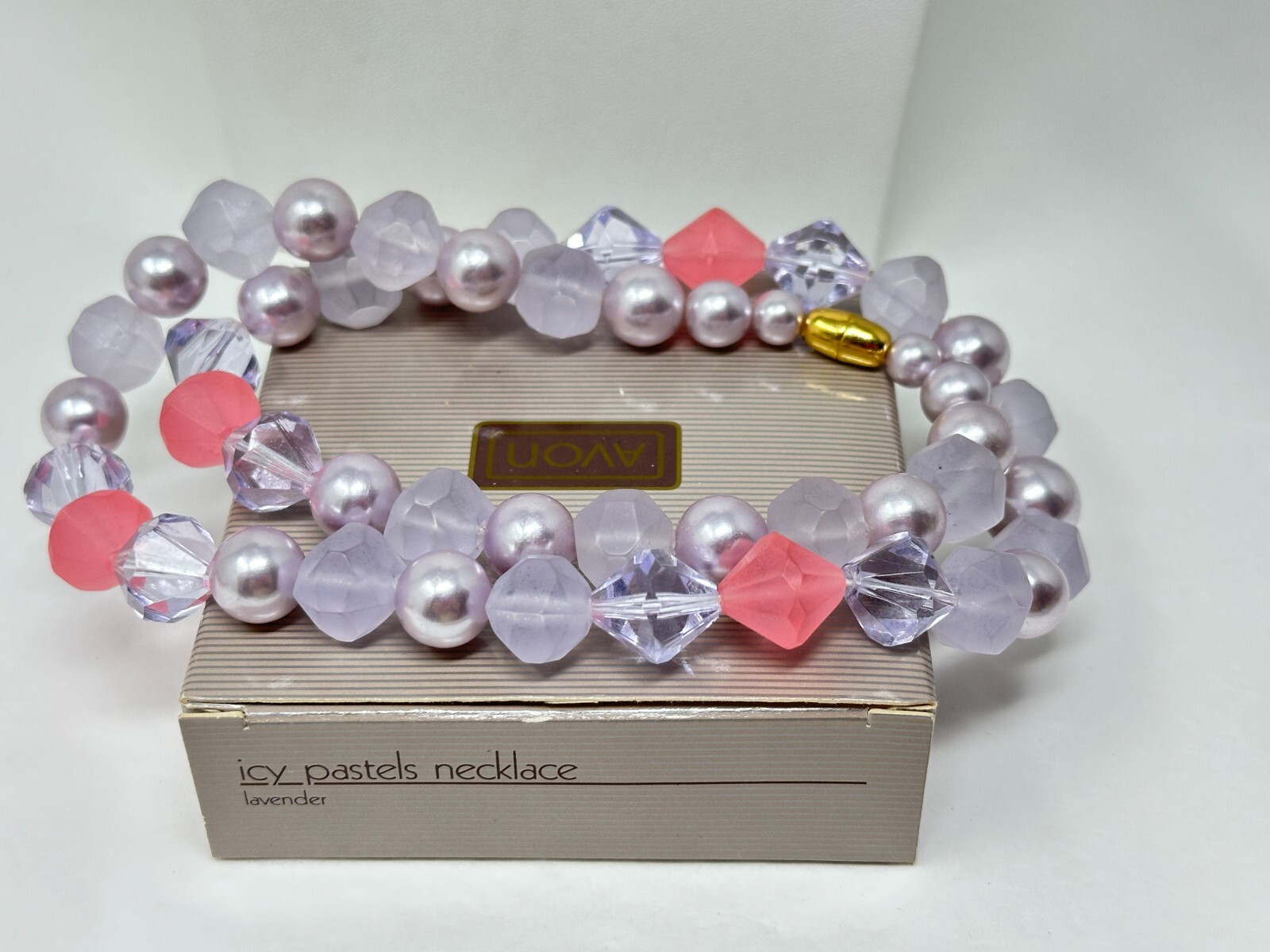 Vintage 1987 AVON Icy Pastels Lavender Acrylic Bead 25″ Necklace in Box