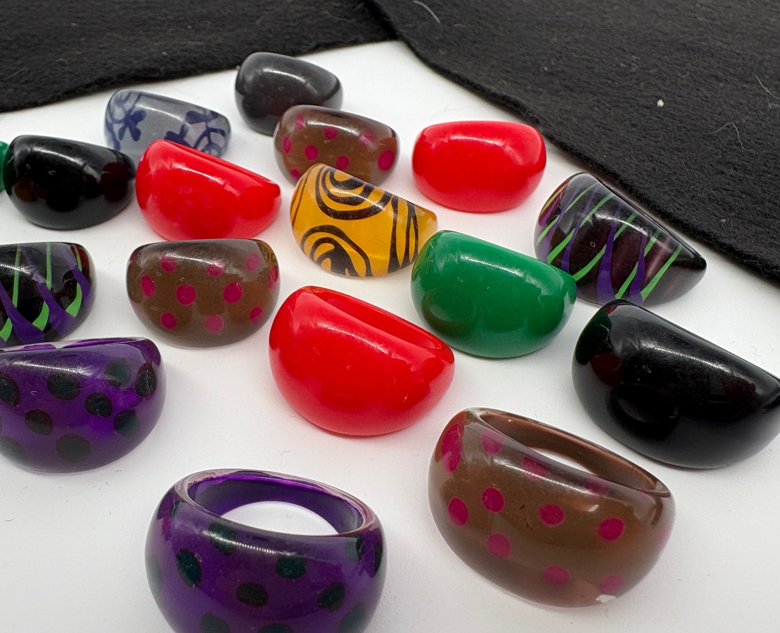 Lot of 24 – Vintage Plastic / Acrylic Dome Rings – Assorted sizes and colors