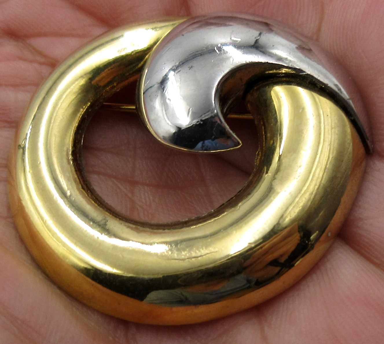 VTG UNUSUAL geometric two color Circle with Swirl Brooch pin gold Silver Tone