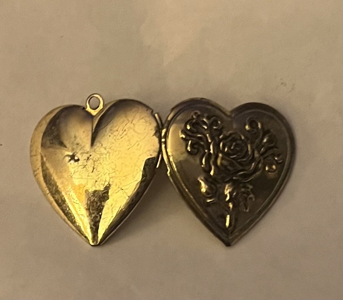 VTG MODERN LOCKET BRASS EMBOSSED HEART w FLOWER ROSE Pendant
